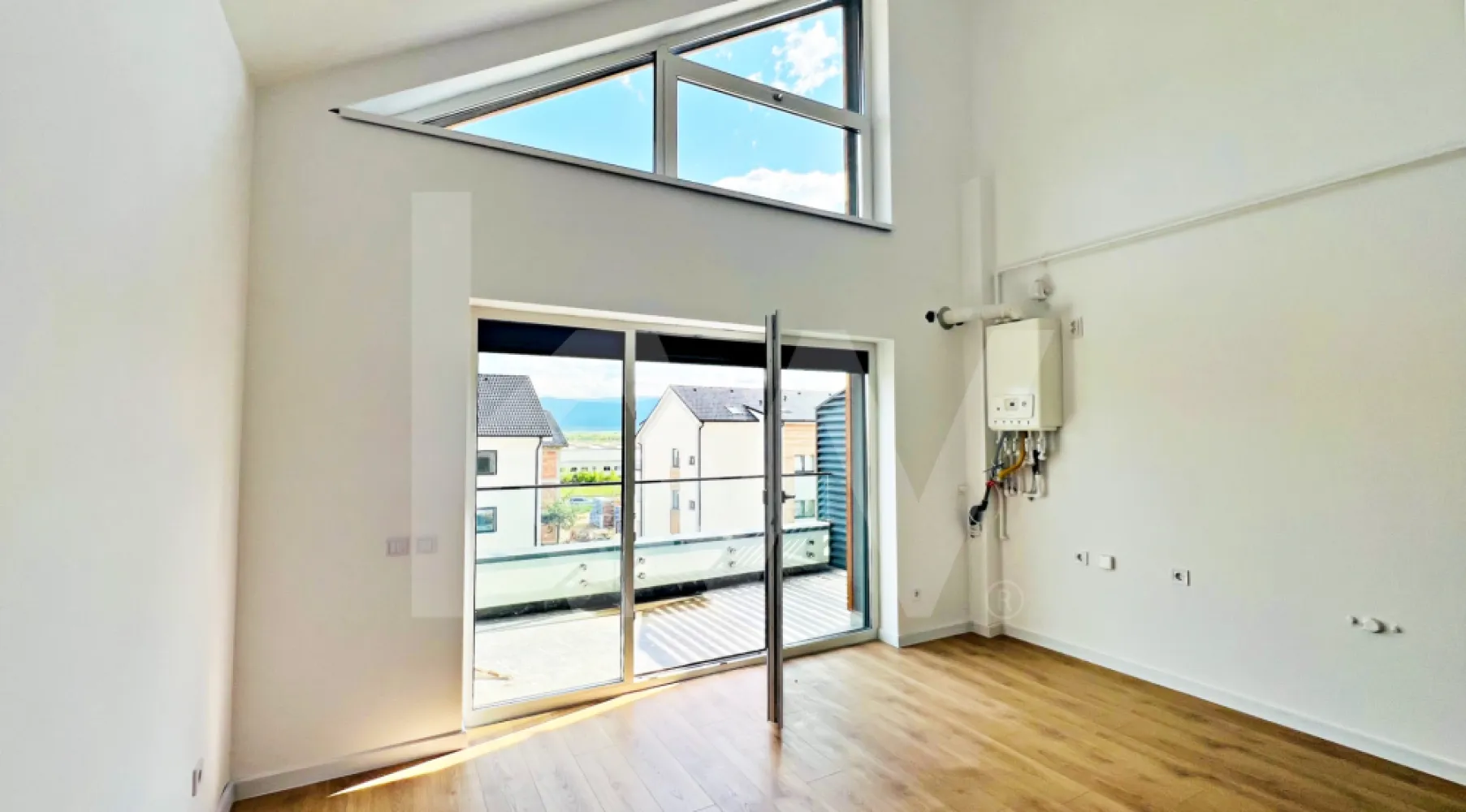 Apart. cu 2 cam. pe două nivele, cu logie. Vilă design modern în Cristian-Sibiu - De Vânzare: Apartament cu 2 Camere - Sibiu, Cristian - Vila design modern
INTĂBULAT!!!!
Preț: 99.400 Euro cu TVA de 21% inclus
Caracteristici Generale:

Suprafață utilă: 55,4 mp
Logie: 7.29 mp
Etaj: 2 (Clădire P+2E, cu 4 apartamente pe nivel)

Descriere și Avantaje:

Locație exclusivistă: 
Ansamblul rezidențial situat în zona Cristian, la doar 4 minute de zona Industrială Vest și Metro, și 15 minute de centrul istoric al Sibiului.
Design modern: Stil arhitectural unic, cu insertii de larice siberian.
- Încălzire în pardoseală
- Izolație cu vată bazaltică
- Ferestre termopan cu 3 foi de sticlă
- Jaluzele exterioare electrice
- Zone verzi amenajate
- Casa scării finisată cu gresie și balustradă metalică
- Logie: Orientare sudică
- Loc de parcare: Inclus în preț.
Important! Băile sunt amenajate cu mobilier elegant Kroner și dotate cu obiecte sanitare de înaltă calitate Grohe și Ramon Soler, pentru un plus de confort și rafinament.
Priveliste: Superbă, cu vedere spre munți și înconjurată de spații verzi (ocupare teritorială de doar 25%, restul fiind spații verzi).

Facilități ansamblu:
- 4 locuri de joacă pentru copii
- Vegetație bogată

Predare: Gata de predare!!!!