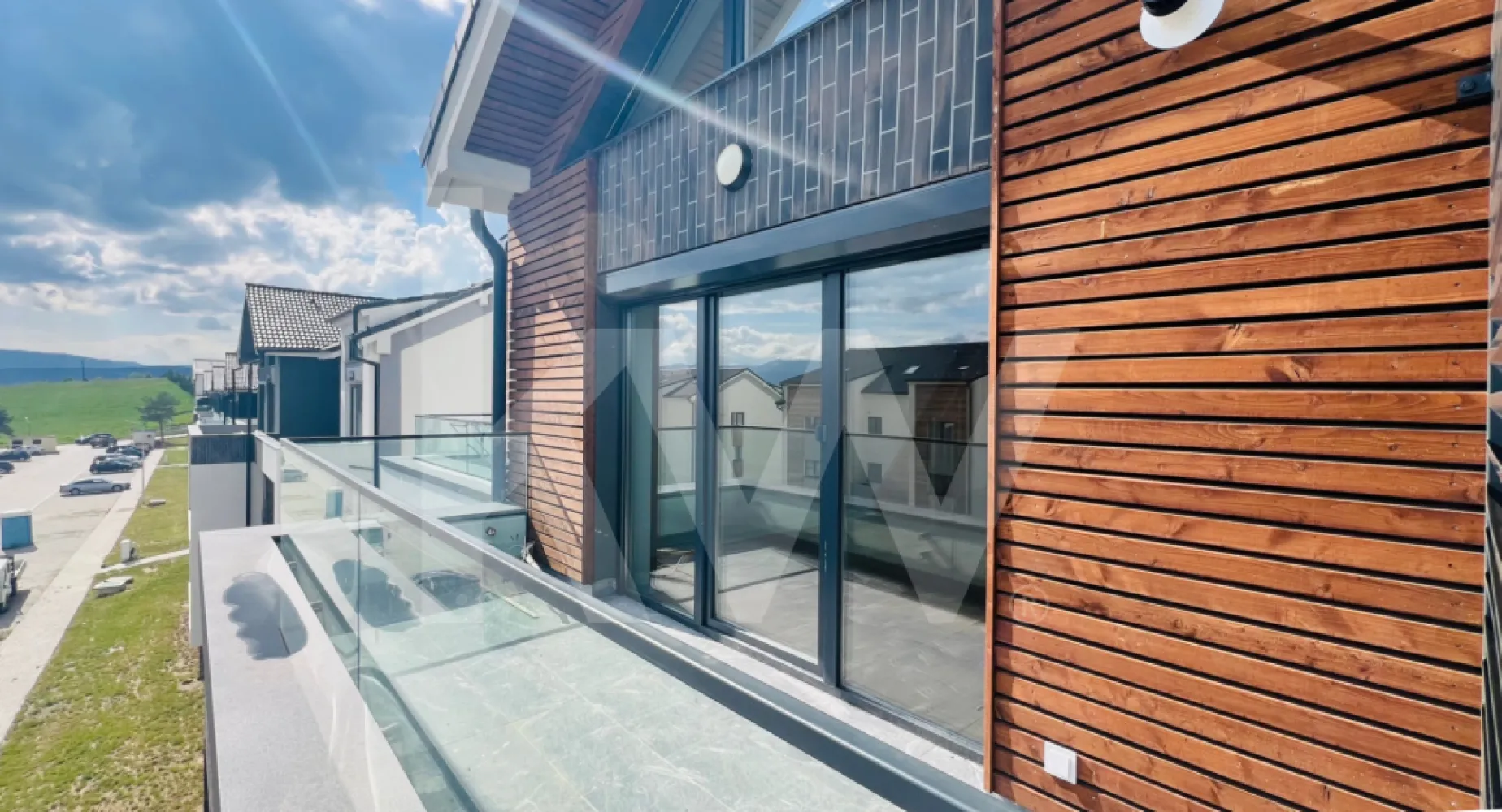 Apart. cu 2 cam. pe două nivele, cu logie. Vilă design modern în Cristian-Sibiu - De Vânzare: Apartament cu 2 Camere - Sibiu, Cristian - Vila design modern
INTĂBULAT!!!!
Preț: 99.400 Euro cu TVA de 21% inclus
Caracteristici Generale:

Suprafață utilă: 55,4 mp
Logie: 7.29 mp
Etaj: 2 (Clădire P+2E, cu 4 apartamente pe nivel)

Descriere și Avantaje:

Locație exclusivistă: 
Ansamblul rezidențial situat în zona Cristian, la doar 4 minute de zona Industrială Vest și Metro, și 15 minute de centrul istoric al Sibiului.
Design modern: Stil arhitectural unic, cu insertii de larice siberian.
- Încălzire în pardoseală
- Izolație cu vată bazaltică
- Ferestre termopan cu 3 foi de sticlă
- Jaluzele exterioare electrice
- Zone verzi amenajate
- Casa scării finisată cu gresie și balustradă metalică
- Logie: Orientare sudică
- Loc de parcare: Inclus în preț.
Important! Băile sunt amenajate cu mobilier elegant Kroner și dotate cu obiecte sanitare de înaltă calitate Grohe și Ramon Soler, pentru un plus de confort și rafinament.
Priveliste: Superbă, cu vedere spre munți și înconjurată de spații verzi (ocupare teritorială de doar 25%, restul fiind spații verzi).

Facilități ansamblu:
- 4 locuri de joacă pentru copii
- Vegetație bogată

Predare: Gata de predare!!!!