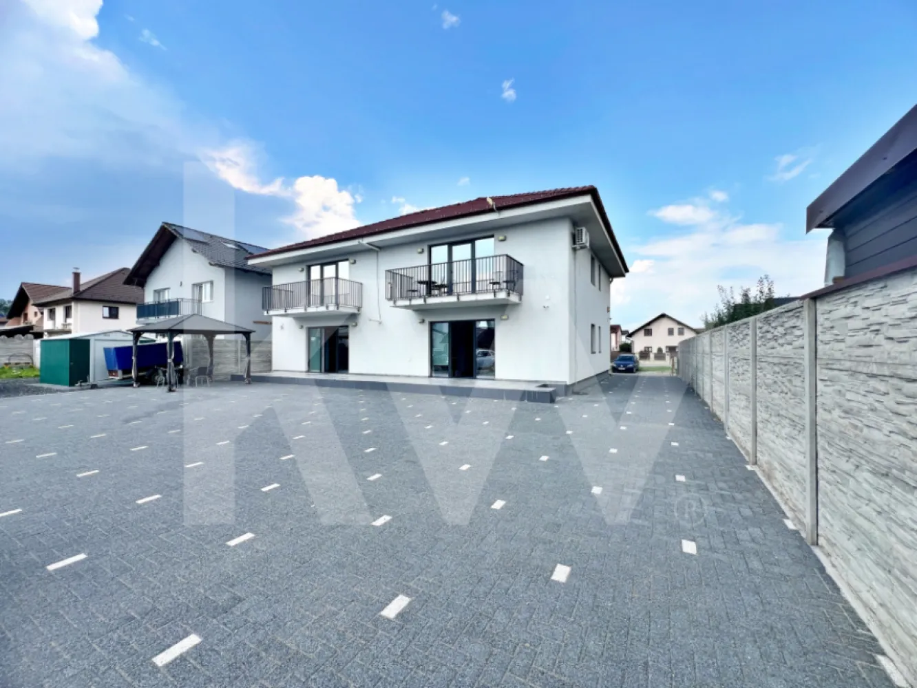 Casă mare cu teren generos – perfect împărțită pentru birouri sau 4 apartamente - Într-o zonă liniștită foarte aproape de Sibiu,  în anul 2017, a prins contur o casă cu potențial, cu mult potențial. O casă gândită nu doar pentru confort, ci și pentru viitor. O construcție bine făcută, acoperită cu țiglă și împărțită cu grijă, care astăzi oferă găzduire pentru spații de birouri dar își caută următorul proprietar. 

Poate fi mai mult decât o locuință – este o oportunitate. O casă care poate deveni, cu ușurință, un imobil cu 4 apartamente complet funcționale. Fiecare cu living și bucătărie, baie și dormitor. Perfect pentru o familie mare, pentru închiriere, pentru investiție – sau, pur și simplu, pentru cineva care înțelege potențialul.

La parter:

Pășești în holul generos (14,64 mp), unde lumina naturală te îmbie să explorezi mai departe. Din el, se ramifică două lumi. Pe trepte placate frumos urci la etaj iar pe o ușă metalică de apartament intri în spațiul de la parter. 

Cum intrii pe dreapta, poate fi amenajat un dormitor primitor de 14 mp, iar în față un dressing spațios și o baie elegantă. În stânga e biroul  care poate deveni lejer o zonă de zi. Dacă facem stânga, în cealaltă parte se poate mobila un living vast de aproape 35 mp ce te îmbie la serile lungi în familie, iar bucătăria spațioasă (14 mp) își așteaptă următorul bucătar pasionat.

În spatele casei, terasa, completează povestea parterului, aducând aer și deschidere în fiecare zi.

Urcând pe casa scării – gândită perfect pentru o împărțire în apartamente – descoperi un etaj cu propria lui personalitate.

Și aici, două apartamente pot prinde viață: fiecare cu living, bucătărie, baie și dormitor, fiecare cu acces la balcon. Un living de 29 mp într-o parte, altul de 19 mp în cealaltă, cu zone de bucătării luminoase, dormitoare primitoare și băi amenajate cu grijă.

Podelele sunt acoperite cu mochetă moale, perfectă pentru pași de copii, seri liniștite sau dimineți de weekend petrecute în tihnă.

Detalii care contează:

În spatele casei se întinde o curte liberă de aproximativ 600 mp – un loc care îți oferă spațiu să respiri, să visezi și să creezi.

Poți construi garaje, foișor, loc de joacă pentru copii sau, de ce nu, o mică grădină urbană. Este o curte care îți oferă intimitate și posibilități – rară, valoroasă, așteptând să fie pusă în valoare.

Această casă nu este doar despre spațiu – ci despre potențial. Este pentru cel care visează la o investiție sigură. Sau pentru acea familie extinsă care vrea să fie împreună, dar și separat. Este pentru antreprenorul care înțelege cum poate valorifica fiecare colț.

Casa e pregătită. Povestea e scrisă pe jumătate. Tu ești finalul.
Contactează-ne și hai să o vezi cu ochii tăi. Viitorul locuiește aici!