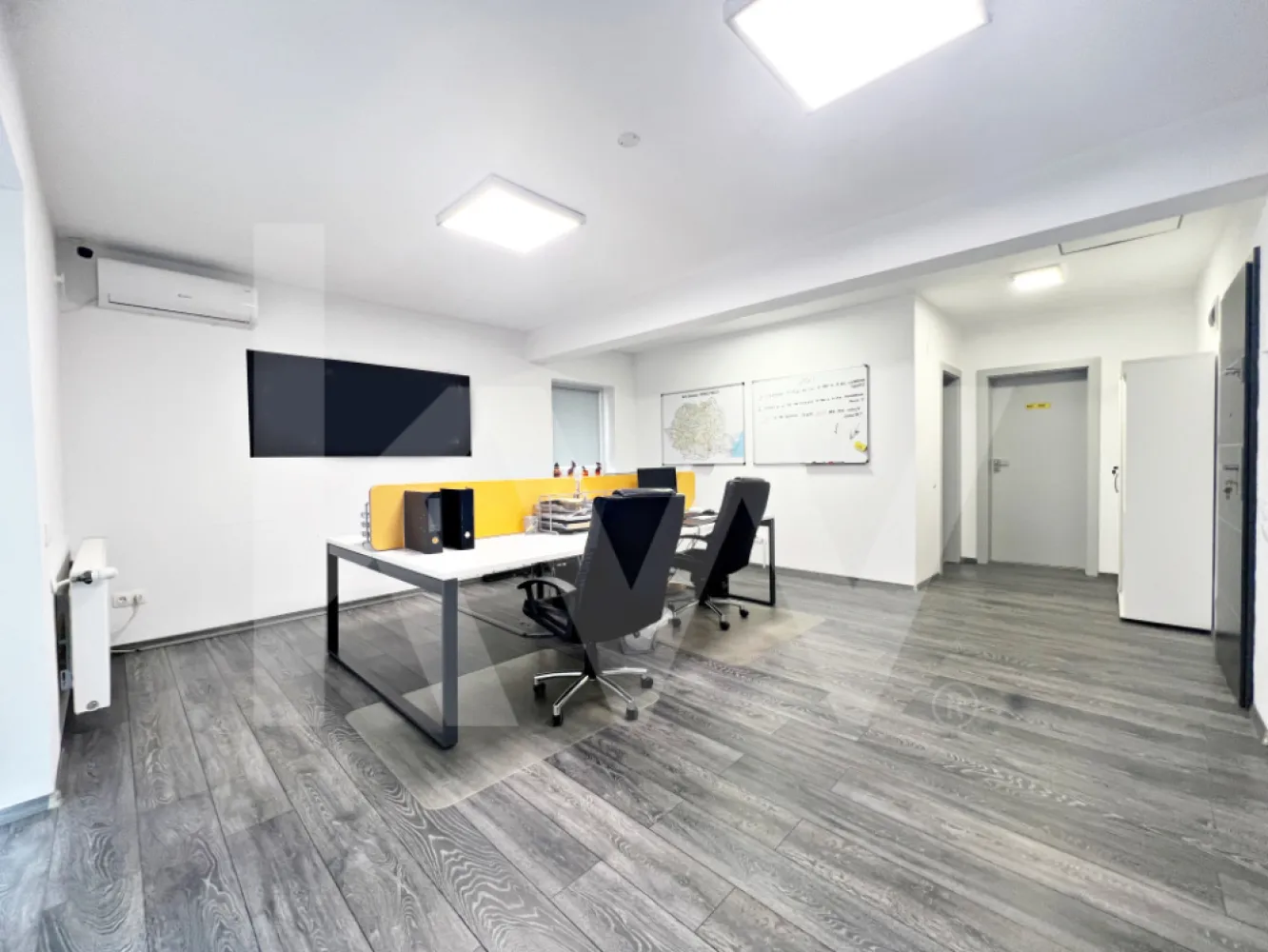 Casă mare cu teren generos – perfect împărțită pentru birouri sau 4 apartamente - Într-o zonă liniștită foarte aproape de Sibiu,  în anul 2017, a prins contur o casă cu potențial, cu mult potențial. O casă gândită nu doar pentru confort, ci și pentru viitor. O construcție bine făcută, acoperită cu țiglă și împărțită cu grijă, care astăzi oferă găzduire pentru spații de birouri dar își caută următorul proprietar. 

Poate fi mai mult decât o locuință – este o oportunitate. O casă care poate deveni, cu ușurință, un imobil cu 4 apartamente complet funcționale. Fiecare cu living și bucătărie, baie și dormitor. Perfect pentru o familie mare, pentru închiriere, pentru investiție – sau, pur și simplu, pentru cineva care înțelege potențialul.

La parter:

Pășești în holul generos (14,64 mp), unde lumina naturală te îmbie să explorezi mai departe. Din el, se ramifică două lumi. Pe trepte placate frumos urci la etaj iar pe o ușă metalică de apartament intri în spațiul de la parter. 

Cum intrii pe dreapta, poate fi amenajat un dormitor primitor de 14 mp, iar în față un dressing spațios și o baie elegantă. În stânga e biroul  care poate deveni lejer o zonă de zi. Dacă facem stânga, în cealaltă parte se poate mobila un living vast de aproape 35 mp ce te îmbie la serile lungi în familie, iar bucătăria spațioasă (14 mp) își așteaptă următorul bucătar pasionat.

În spatele casei, terasa, completează povestea parterului, aducând aer și deschidere în fiecare zi.

Urcând pe casa scării – gândită perfect pentru o împărțire în apartamente – descoperi un etaj cu propria lui personalitate.

Și aici, două apartamente pot prinde viață: fiecare cu living, bucătărie, baie și dormitor, fiecare cu acces la balcon. Un living de 29 mp într-o parte, altul de 19 mp în cealaltă, cu zone de bucătării luminoase, dormitoare primitoare și băi amenajate cu grijă.

Podelele sunt acoperite cu mochetă moale, perfectă pentru pași de copii, seri liniștite sau dimineți de weekend petrecute în tihnă.

Detalii care contează:

În spatele casei se întinde o curte liberă de aproximativ 600 mp – un loc care îți oferă spațiu să respiri, să visezi și să creezi.

Poți construi garaje, foișor, loc de joacă pentru copii sau, de ce nu, o mică grădină urbană. Este o curte care îți oferă intimitate și posibilități – rară, valoroasă, așteptând să fie pusă în valoare.

Această casă nu este doar despre spațiu – ci despre potențial. Este pentru cel care visează la o investiție sigură. Sau pentru acea familie extinsă care vrea să fie împreună, dar și separat. Este pentru antreprenorul care înțelege cum poate valorifica fiecare colț.

Casa e pregătită. Povestea e scrisă pe jumătate. Tu ești finalul.
Contactează-ne și hai să o vezi cu ochii tăi. Viitorul locuiește aici!