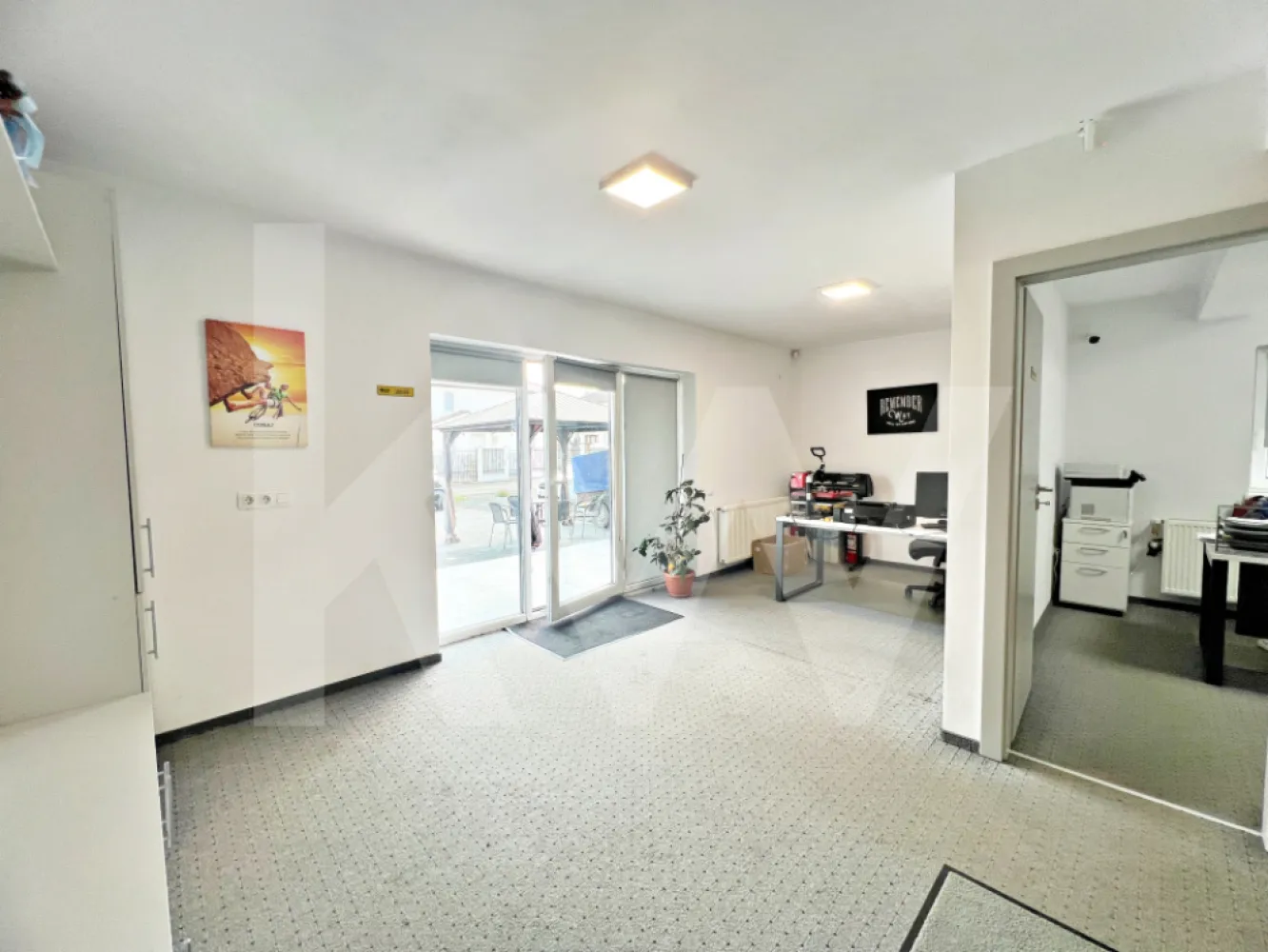 Casă mare cu teren generos – perfect împărțită pentru birouri sau 4 apartamente - Într-o zonă liniștită foarte aproape de Sibiu,  în anul 2017, a prins contur o casă cu potențial, cu mult potențial. O casă gândită nu doar pentru confort, ci și pentru viitor. O construcție bine făcută, acoperită cu țiglă și împărțită cu grijă, care astăzi oferă găzduire pentru spații de birouri dar își caută următorul proprietar. 

Poate fi mai mult decât o locuință – este o oportunitate. O casă care poate deveni, cu ușurință, un imobil cu 4 apartamente complet funcționale. Fiecare cu living și bucătărie, baie și dormitor. Perfect pentru o familie mare, pentru închiriere, pentru investiție – sau, pur și simplu, pentru cineva care înțelege potențialul.

La parter:

Pășești în holul generos (14,64 mp), unde lumina naturală te îmbie să explorezi mai departe. Din el, se ramifică două lumi. Pe trepte placate frumos urci la etaj iar pe o ușă metalică de apartament intri în spațiul de la parter. 

Cum intrii pe dreapta, poate fi amenajat un dormitor primitor de 14 mp, iar în față un dressing spațios și o baie elegantă. În stânga e biroul  care poate deveni lejer o zonă de zi. Dacă facem stânga, în cealaltă parte se poate mobila un living vast de aproape 35 mp ce te îmbie la serile lungi în familie, iar bucătăria spațioasă (14 mp) își așteaptă următorul bucătar pasionat.

În spatele casei, terasa, completează povestea parterului, aducând aer și deschidere în fiecare zi.

Urcând pe casa scării – gândită perfect pentru o împărțire în apartamente – descoperi un etaj cu propria lui personalitate.

Și aici, două apartamente pot prinde viață: fiecare cu living, bucătărie, baie și dormitor, fiecare cu acces la balcon. Un living de 29 mp într-o parte, altul de 19 mp în cealaltă, cu zone de bucătării luminoase, dormitoare primitoare și băi amenajate cu grijă.

Podelele sunt acoperite cu mochetă moale, perfectă pentru pași de copii, seri liniștite sau dimineți de weekend petrecute în tihnă.

Detalii care contează:

În spatele casei se întinde o curte liberă de aproximativ 600 mp – un loc care îți oferă spațiu să respiri, să visezi și să creezi.

Poți construi garaje, foișor, loc de joacă pentru copii sau, de ce nu, o mică grădină urbană. Este o curte care îți oferă intimitate și posibilități – rară, valoroasă, așteptând să fie pusă în valoare.

Această casă nu este doar despre spațiu – ci despre potențial. Este pentru cel care visează la o investiție sigură. Sau pentru acea familie extinsă care vrea să fie împreună, dar și separat. Este pentru antreprenorul care înțelege cum poate valorifica fiecare colț.

Casa e pregătită. Povestea e scrisă pe jumătate. Tu ești finalul.
Contactează-ne și hai să o vezi cu ochii tăi. Viitorul locuiește aici!