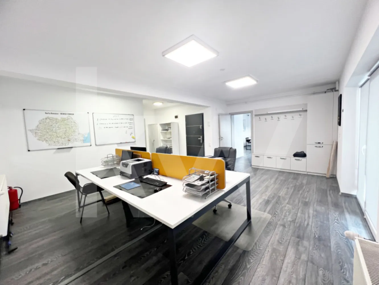 Casă mare cu teren generos – perfect împărțită pentru birouri sau 4 apartamente