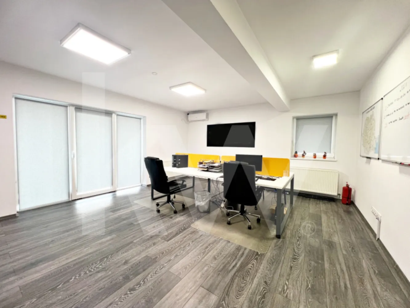 Casă mare cu teren generos – perfect împărțită pentru birouri sau 4 apartamente