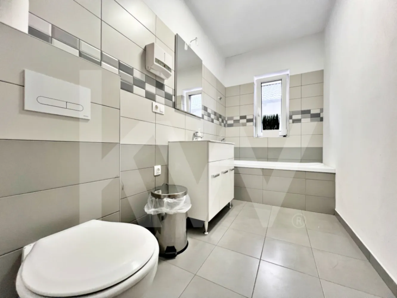 Casă mare cu teren generos – perfect împărțită pentru birouri sau 4 apartamente