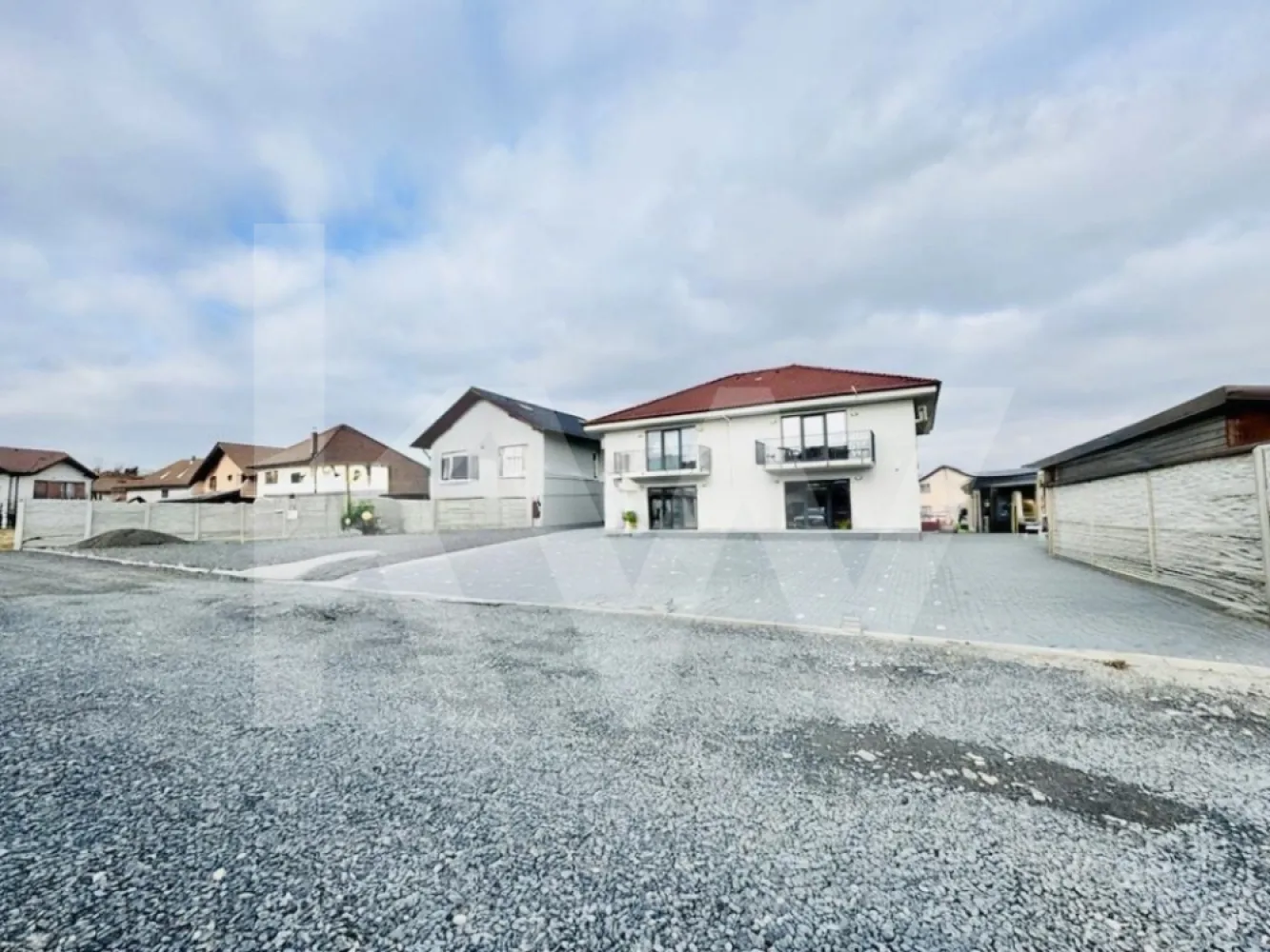 Casă mare cu teren generos – perfect împărțită pentru birouri sau 4 apartamente