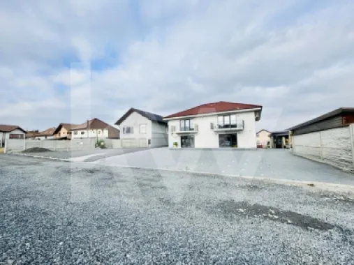 Casă mare cu teren generos – perfect împărțită pentru birouri sau 4 apartamente