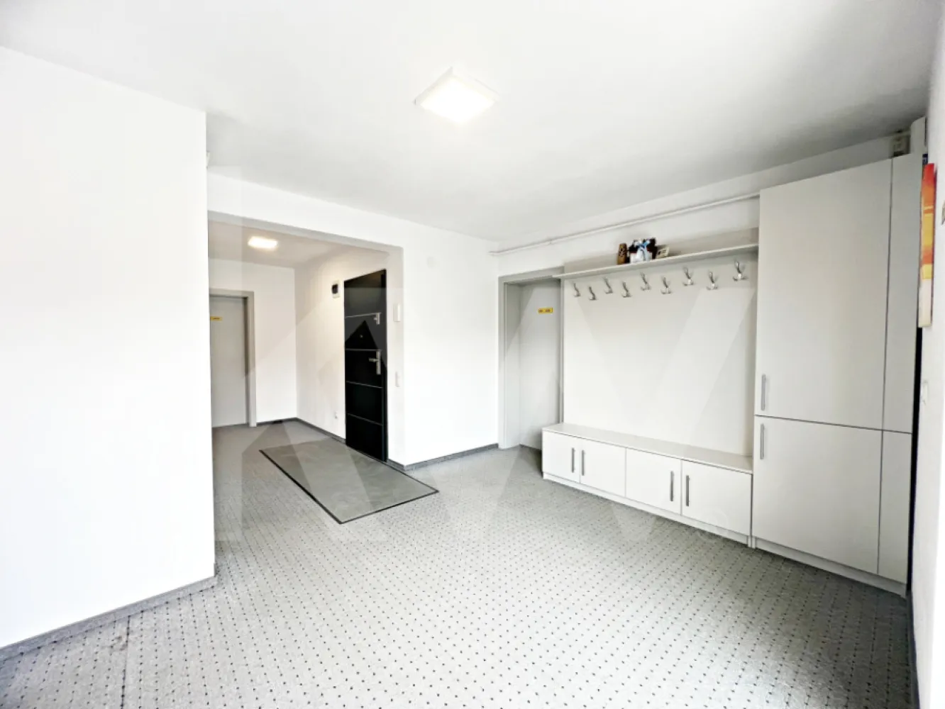 Casă mare cu teren generos – perfect împărțită pentru birouri sau 4 apartamente