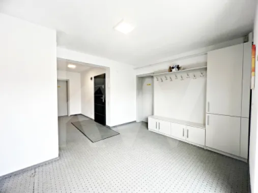 Casă mare cu teren generos – perfect împărțită pentru birouri sau 4 apartamente