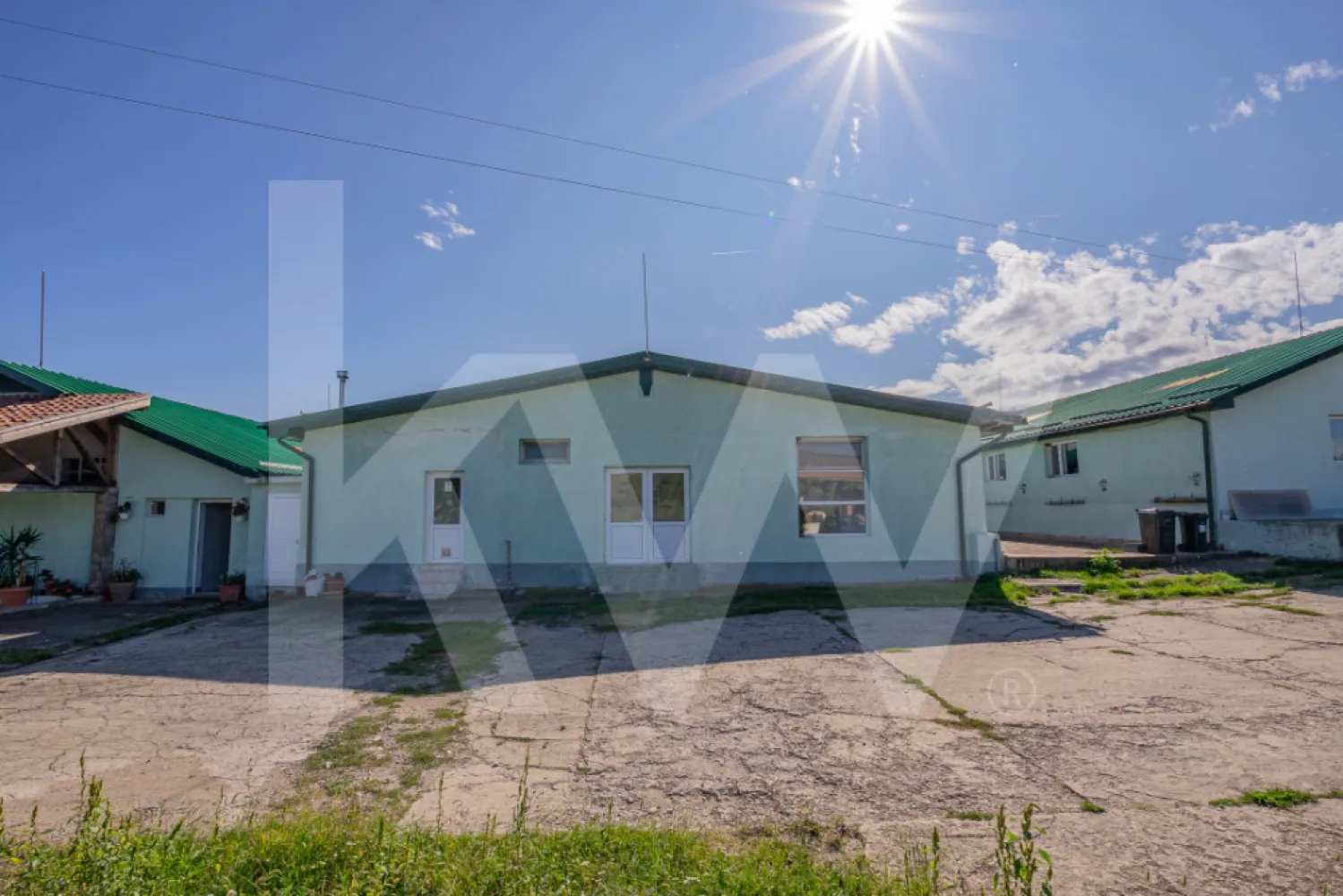 De vanzare | Hala industriala | productie | depozitare | 1023mp | Sebes - Se oferă spre vânzare hala industriala, situata în localitatea Rahău–Sebeș, județul Alba, la doar 4 km de accesul la Autostrada A1 (Sebes–Deva) și la 8 km de nodul rutier spre Sibiu–București. 
Proprietatea beneficiază de o amplasare excelentă din punct de vedere logistic, ideală pentru activități industriale, de producție sau depozitare.

Teren: 1558 mp, cu hală de producție de 1128 mp suprafață construită

Hala sunt în stare bună de funcționare, dotată cu spații de depozitare, producție, vestiare, grupuri sanitare, birouri.
Proprietatea dispune de post trafo (curent trifazic) de 130 KwA, oferind autonomie energetică și potențial de dezvoltare pentru diverse tipuri de activități.

Datorită amplasării și infrastructurii existente, proprietatea se pretează excelent pentru activități de producție ușoară, centre logistice pentru depozitare usoara pe orizontala, conversie în unități locative pentru angajați sau alte funcțiuni similare.

Oportunitate ideală în zona industrială Rahău–Sebeș!
Contactați-ne pentru detalii suplimentare, documentație completă și programarea unei vizionări.