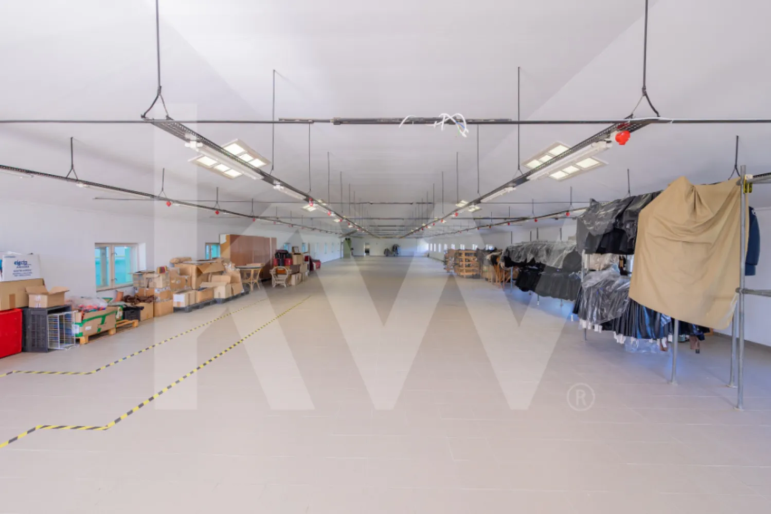 Hale industriale, spatii depozitare, teren generos cu acces A1-Sebes - Sibiu - Se oferă spre vânzare un ansamblu industrial complet funcțional, situat în localitatea Rahău–Sebeș, județul Alba, la doar 4 km de accesul la Autostrada A1 (Sebes–Deva) și la 8 km de nodul rutier spre Sibiu–București. Proprietatea beneficiază de o amplasare excelentă din punct de vedere logistic, ideală pentru activități industriale, de producție sau depozitare.

Ansamblul este format din 4 loturi de teren intravilan, cu o suprafață totală de 10.925 mp, dintre care trei loturi sunt ocupate de hale industriale, iar al patrulea teren reprezintă drumul de acces către acestea.

Teren 1: 1.558 mp, cu hală industrială de 1.128 mp suprafață desfășurată
Teren 2: 3.255 mp, cu hală industrială de 911 mp suprafață construită
Teren 3: 3.278 mp, cu hală de producție de 871 mp suprafață construită
Teren 4: 2.834 mp – drum de acces către hale

Halele sunt în stare bună de funcționare, dotate cu spații de depozitare, producție, vestiare, grupuri sanitare, birouri, recepție, cantină și sală de mese. Proprietatea dispune de post trafo (curent trifazic), oferind autonomie energetică și potențial de dezvoltare pentru diverse tipuri de activități.

Datorită amplasării și infrastructurii existente, proprietatea se pretează excelent pentru activități de producție ușoară, centre logistice pentru depozitare usoara pe orizontala, conversie în unități locative pentru angajați sau alte funcțiuni similare.

Oportunitate ideală în zona industrială Rahău–Sebeș!
Contactați-ne pentru detalii suplimentare, documentație completă și programarea unei vizionări.