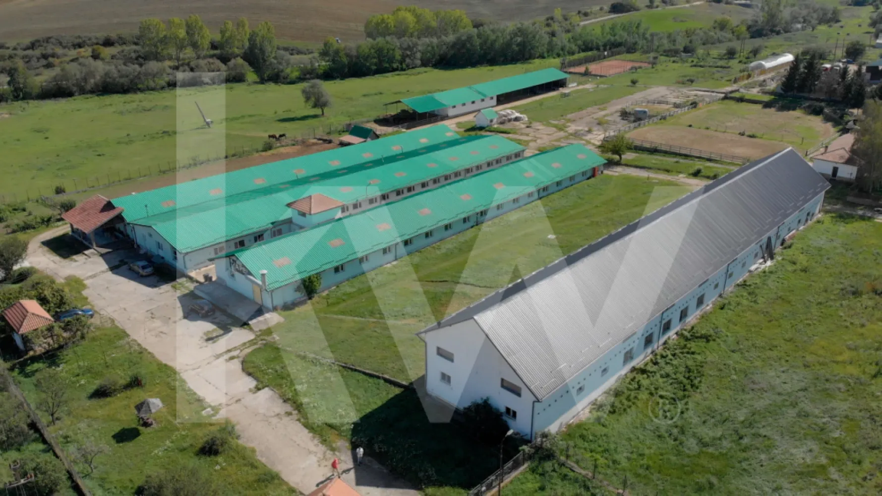 Hale industriale, spatii depozitare, teren generos cu acces A1-Sebes - Sibiu - Se oferă spre vânzare un ansamblu industrial complet funcțional, situat în localitatea Rahău–Sebeș, județul Alba, la doar 4 km de accesul la Autostrada A1 (Sebes–Deva) și la 8 km de nodul rutier spre Sibiu–București. Proprietatea beneficiază de o amplasare excelentă din punct de vedere logistic, ideală pentru activități industriale, de producție sau depozitare.

Ansamblul este format din 4 loturi de teren intravilan, cu o suprafață totală de 10.925 mp, dintre care trei loturi sunt ocupate de hale industriale, iar al patrulea teren reprezintă drumul de acces către acestea.

Teren 1: 1.558 mp, cu hală industrială de 1.128 mp suprafață desfășurată
Teren 2: 3.255 mp, cu hală industrială de 911 mp suprafață construită
Teren 3: 3.278 mp, cu hală de producție de 871 mp suprafață construită
Teren 4: 2.834 mp – drum de acces către hale

Halele sunt în stare bună de funcționare, dotate cu spații de depozitare, producție, vestiare, grupuri sanitare, birouri, recepție, cantină și sală de mese. Proprietatea dispune de post trafo (curent trifazic), oferind autonomie energetică și potențial de dezvoltare pentru diverse tipuri de activități.

Datorită amplasării și infrastructurii existente, proprietatea se pretează excelent pentru activități de producție ușoară, centre logistice pentru depozitare usoara pe orizontala, conversie în unități locative pentru angajați sau alte funcțiuni similare.

Oportunitate ideală în zona industrială Rahău–Sebeș!
Contactați-ne pentru detalii suplimentare, documentație completă și programarea unei vizionări.