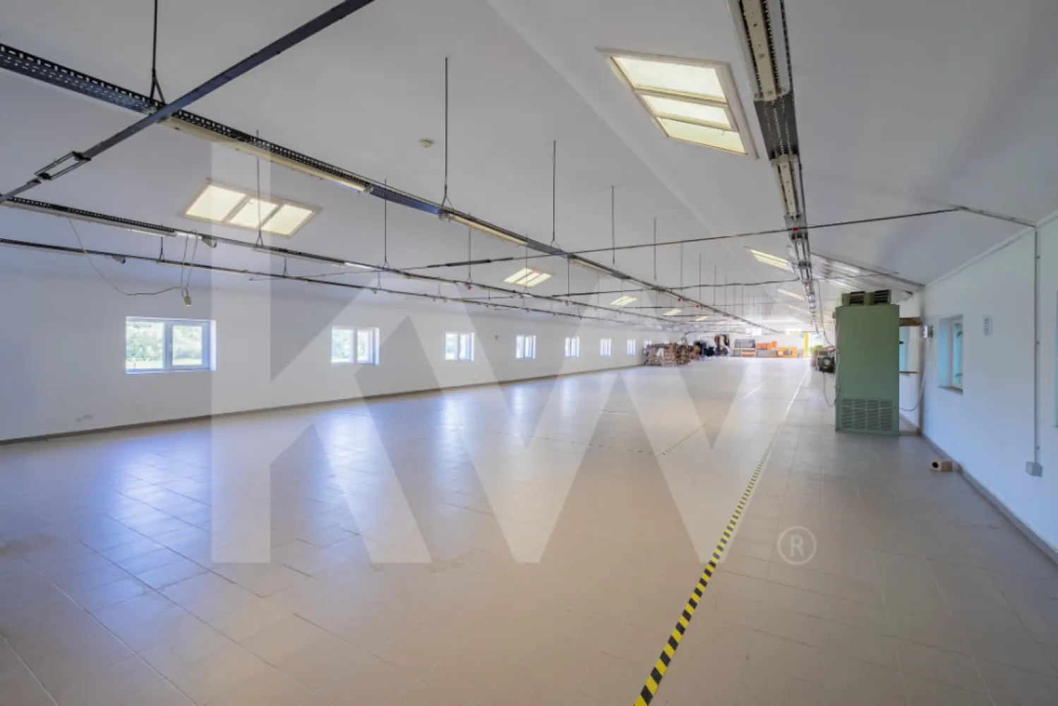 Hale industriale, spatii depozitare, teren generos cu acces A1-Sebes - Sibiu - Se oferă spre vânzare un ansamblu industrial complet funcțional, situat în localitatea Rahău–Sebeș, județul Alba, la doar 4 km de accesul la Autostrada A1 (Sebes–Deva) și la 8 km de nodul rutier spre Sibiu–București. Proprietatea beneficiază de o amplasare excelentă din punct de vedere logistic, ideală pentru activități industriale, de producție sau depozitare.

Ansamblul este format din 4 loturi de teren intravilan, cu o suprafață totală de 10.925 mp, dintre care trei loturi sunt ocupate de hale industriale, iar al patrulea teren reprezintă drumul de acces către acestea.

Teren 1: 1.558 mp, cu hală industrială de 1.128 mp suprafață desfășurată
Teren 2: 3.255 mp, cu hală industrială de 911 mp suprafață construită
Teren 3: 3.278 mp, cu hală de producție de 871 mp suprafață construită
Teren 4: 2.834 mp – drum de acces către hale

Halele sunt în stare bună de funcționare, dotate cu spații de depozitare, producție, vestiare, grupuri sanitare, birouri, recepție, cantină și sală de mese. Proprietatea dispune de post trafo (curent trifazic), oferind autonomie energetică și potențial de dezvoltare pentru diverse tipuri de activități.

Datorită amplasării și infrastructurii existente, proprietatea se pretează excelent pentru activități de producție ușoară, centre logistice pentru depozitare usoara pe orizontala, conversie în unități locative pentru angajați sau alte funcțiuni similare.

Oportunitate ideală în zona industrială Rahău–Sebeș!
Contactați-ne pentru detalii suplimentare, documentație completă și programarea unei vizionări.
