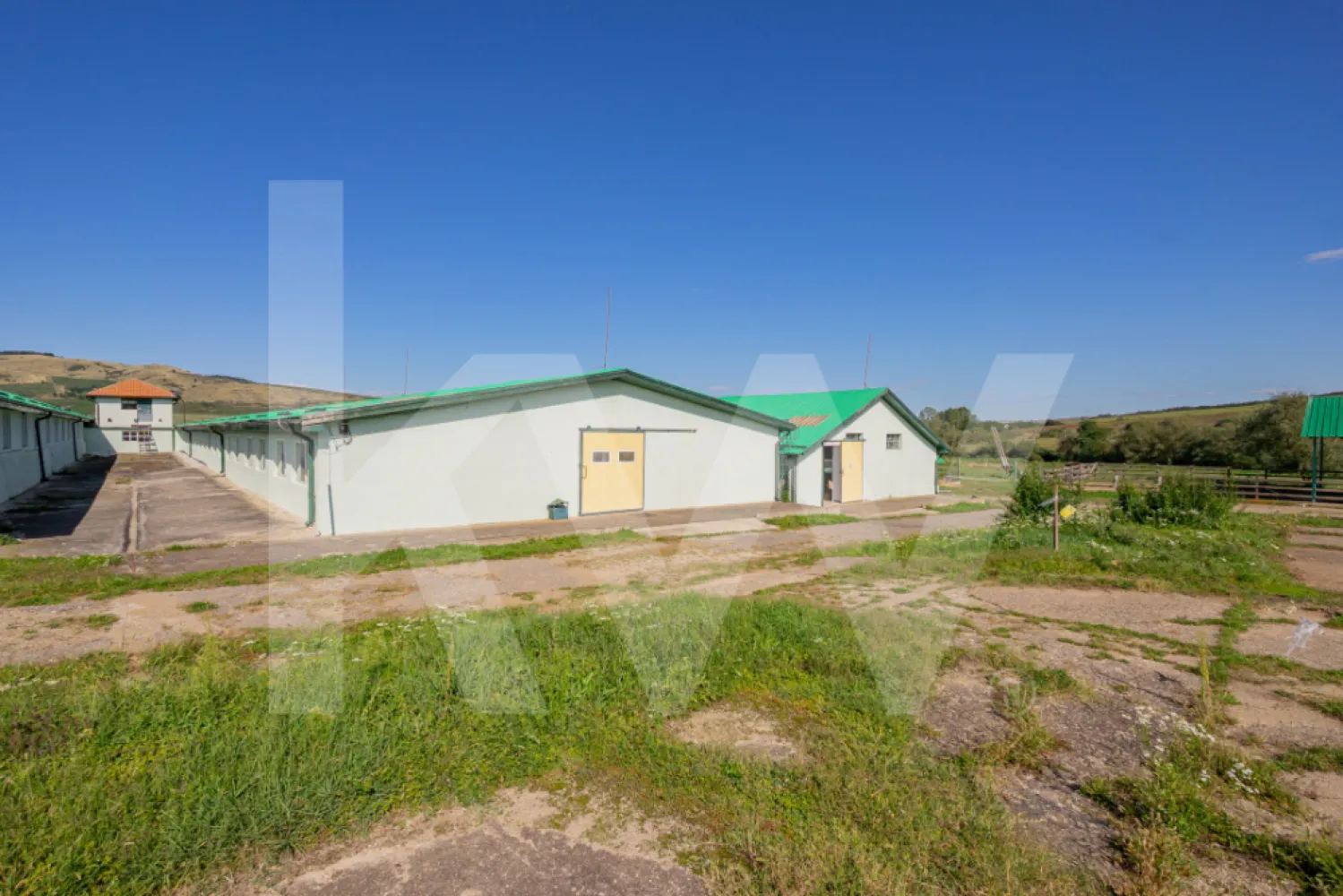 Hale industriale, spatii depozitare, teren generos cu acces A1-Sebes - Sibiu - Se oferă spre vânzare un ansamblu industrial complet funcțional, situat în localitatea Rahău–Sebeș, județul Alba, la doar 4 km de accesul la Autostrada A1 (Sebes–Deva) și la 8 km de nodul rutier spre Sibiu–București. Proprietatea beneficiază de o amplasare excelentă din punct de vedere logistic, ideală pentru activități industriale, de producție sau depozitare.

Ansamblul este format din 4 loturi de teren intravilan, cu o suprafață totală de 10.925 mp, dintre care trei loturi sunt ocupate de hale industriale, iar al patrulea teren reprezintă drumul de acces către acestea.

Teren 1: 1.558 mp, cu hală industrială de 1.128 mp suprafață desfășurată
Teren 2: 3.255 mp, cu hală industrială de 911 mp suprafață construită
Teren 3: 3.278 mp, cu hală de producție de 871 mp suprafață construită
Teren 4: 2.834 mp – drum de acces către hale

Halele sunt în stare bună de funcționare, dotate cu spații de depozitare, producție, vestiare, grupuri sanitare, birouri, recepție, cantină și sală de mese. Proprietatea dispune de post trafo (curent trifazic), oferind autonomie energetică și potențial de dezvoltare pentru diverse tipuri de activități.

Datorită amplasării și infrastructurii existente, proprietatea se pretează excelent pentru activități de producție ușoară, centre logistice pentru depozitare usoara pe orizontala, conversie în unități locative pentru angajați sau alte funcțiuni similare.

Oportunitate ideală în zona industrială Rahău–Sebeș!
Contactați-ne pentru detalii suplimentare, documentație completă și programarea unei vizionări.