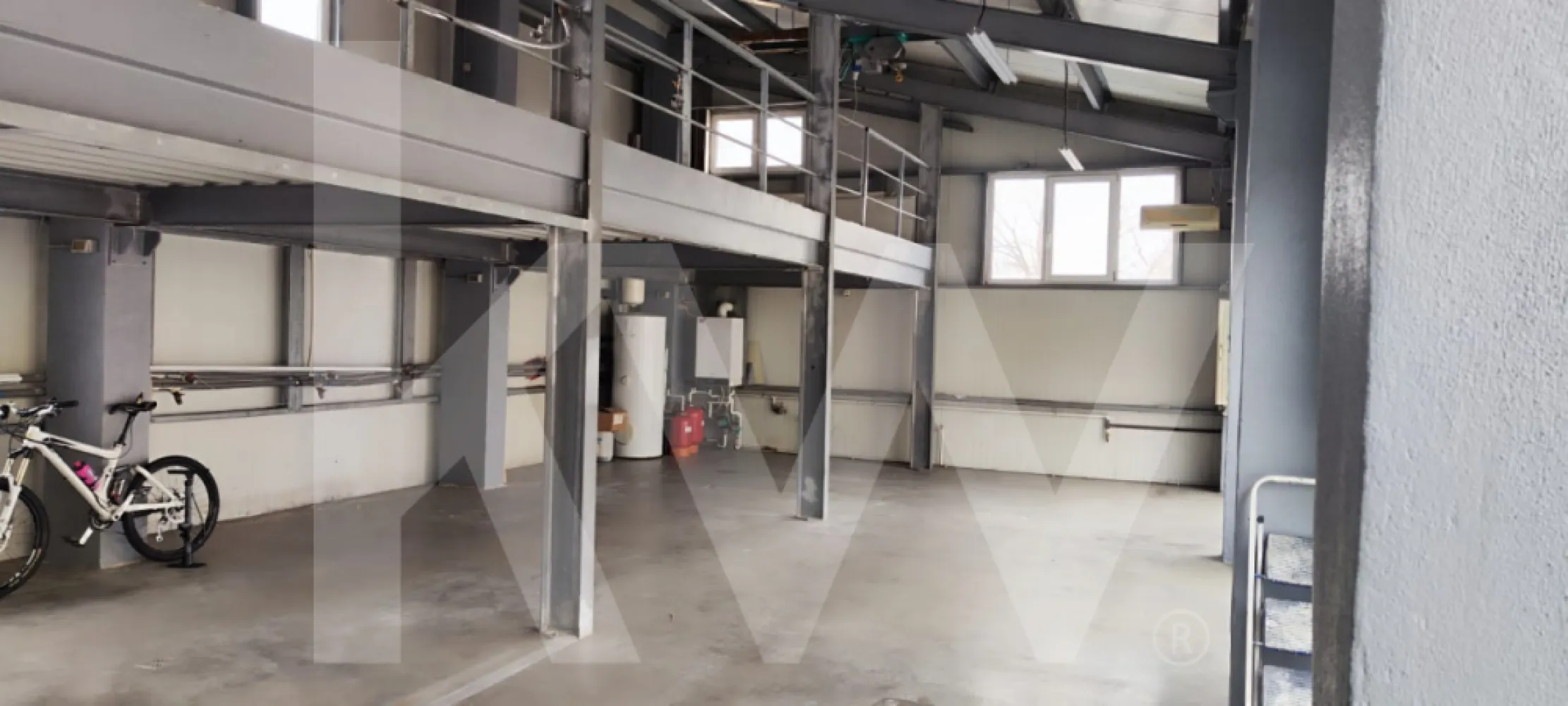 Spațiu comercial, depozitare 250 mp, parter + mezanin, Sibiu - Gata să-ți extinzi afacerea într-un spațiu care îți oferă flexibilitate și vizibilitate? Acest spațiu comercial, tip hală pe piloni, este alegerea ideală pentru afaceri ambițioase. Cu un design versatil și acces facil, aici poți transforma orice idee într-un succes!

Ce îți oferă acest spațiu:
- 250 mp, ideal pentru showroom, atelier de creatie, zonă cu activități comerciale, loc de joaca, recreativ;
- pe plan parter  100 mp – ideal pentru zonă de recepție, magazin sau expunere produse, cu acces auto interior;
- la etaj 100 mp – ideal pentru birouri, spațiu de lucru sau producție ușoară;
- la mezanin 50 mp, cu vedere spre etaj – birou open-space, zonă de expunere suplimentară sau depozitare;
Lift de marfă între parter și etaj – transport rapid și sigur pentru o logistică simplificată, fără efort suplimentar

Caracteristici cheie:
Design tip hală pe piloni, pentru un spațiu deschis și ușor de personalizat.
Luminozitate excelentă, datorită ferestrelor mari și spațiului aerisit.
Acces facil pentru vehicule de marfă sau mașini mici – perfect pentru operațiuni logistice eficiente.
Structură robustă, potrivită pentru activități industriale ușoare și comerciale.

Contactează-ne acum și descoperă spațiul care îți va duce afacerea la următorul nivel!