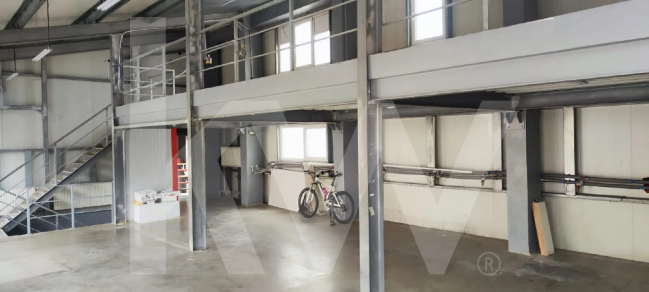 Spațiu comercial, depozitare 250 mp, parter + mezanin, Sibiu - Gata să-ți extinzi afacerea într-un spațiu care îți oferă flexibilitate și vizibilitate? Acest spațiu comercial, tip hală pe piloni, este alegerea ideală pentru afaceri ambițioase. Cu un design versatil și acces facil, aici poți transforma orice idee într-un succes!

Ce îți oferă acest spațiu:
- 250 mp, ideal pentru showroom, atelier de creatie, zonă cu activități comerciale, loc de joaca, recreativ;
- pe plan parter  100 mp – ideal pentru zonă de recepție, magazin sau expunere produse, cu acces auto interior;
- la etaj 100 mp – ideal pentru birouri, spațiu de lucru sau producție ușoară;
- la mezanin 50 mp, cu vedere spre etaj – birou open-space, zonă de expunere suplimentară sau depozitare;
Lift de marfă între parter și etaj – transport rapid și sigur pentru o logistică simplificată, fără efort suplimentar

Caracteristici cheie:
Design tip hală pe piloni, pentru un spațiu deschis și ușor de personalizat.
Luminozitate excelentă, datorită ferestrelor mari și spațiului aerisit.
Acces facil pentru vehicule de marfă sau mașini mici – perfect pentru operațiuni logistice eficiente.
Structură robustă, potrivită pentru activități industriale ușoare și comerciale.

Contactează-ne acum și descoperă spațiul care îți va duce afacerea la următorul nivel!