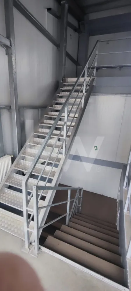 Spațiu comercial, depozitare 250 mp, parter + mezanin, Sibiu - Gata să-ți extinzi afacerea într-un spațiu care îți oferă flexibilitate și vizibilitate? Acest spațiu comercial, tip hală pe piloni, este alegerea ideală pentru afaceri ambițioase. Cu un design versatil și acces facil, aici poți transforma orice idee într-un succes!

Ce îți oferă acest spațiu:
- 250 mp, ideal pentru showroom, atelier de creatie, zonă cu activități comerciale, loc de joaca, recreativ;
- pe plan parter  100 mp – ideal pentru zonă de recepție, magazin sau expunere produse, cu acces auto interior;
- la etaj 100 mp – ideal pentru birouri, spațiu de lucru sau producție ușoară;
- la mezanin 50 mp, cu vedere spre etaj – birou open-space, zonă de expunere suplimentară sau depozitare;
Lift de marfă între parter și etaj – transport rapid și sigur pentru o logistică simplificată, fără efort suplimentar

Caracteristici cheie:
Design tip hală pe piloni, pentru un spațiu deschis și ușor de personalizat.
Luminozitate excelentă, datorită ferestrelor mari și spațiului aerisit.
Acces facil pentru vehicule de marfă sau mașini mici – perfect pentru operațiuni logistice eficiente.
Structură robustă, potrivită pentru activități industriale ușoare și comerciale.

Contactează-ne acum și descoperă spațiul care îți va duce afacerea la următorul nivel!