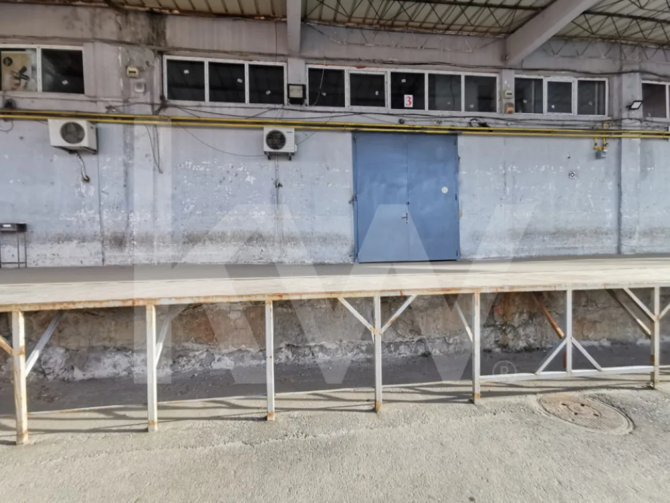 Depozite | 1600 mp | compartimentare la cerere | 8 m inaltime - Închiriem depozite într-o locație avantajoasa, cu o suprafață totală de 1600 mp, cu o compartimentare flexibilă, și înălțimi impresionante: 7,5 m la grinda și 8 m la cornișă. Beneficiind de o rampă de încărcare și acces pentru TIR-uri, aceste spații includ și mai multe birouri. Situate în zona Turnișor, oferă un acces facil la autostradă, reprezentând soluția ideală pentru afacerea dvs. La cerere, se pot inchiria si spatii de 400 sau 800 mp. Spatiile sunt disponibile incepand cu 01.02. 2026.