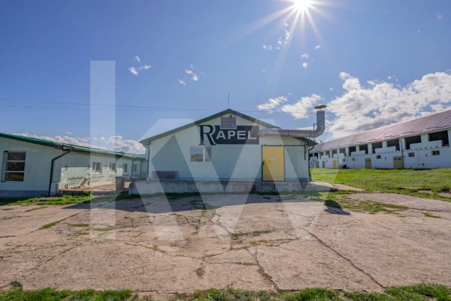 Hala de productie functionala, 790mp, Sebes - Se oferă spre vânzare hala industriala, situata în localitatea Rahău–Sebeș, județul Alba, la doar 4 km de accesul la Autostrada A1 (Sebes–Deva) și la 8 km de nodul rutier spre Sibiu–București. 
Proprietatea beneficiază de o amplasare excelentă din punct de vedere logistic, ideală pentru activități industriale, de producție sau depozitare.

Teren: 3.278 mp, cu hală de producție de 871 mp suprafață construită

Hala sunt în stare bună de funcționare, dotată cu spații de depozitare, producție, vestiare, grupuri sanitare, birouri.
Proprietatea dispune de post trafo (curent trifazic) de 130 KwA, oferind autonomie energetică și potențial de dezvoltare pentru diverse tipuri de activități.

Datorită amplasării și infrastructurii existente, proprietatea se pretează excelent pentru activități de producție ușoară, centre logistice pentru depozitare usoara pe orizontala, conversie în unități locative pentru angajați sau alte funcțiuni similare.

Oportunitate ideală în zona industrială Rahău–Sebeș!
Contactați-ne pentru detalii suplimentare, documentație completă și programarea unei vizionări.
