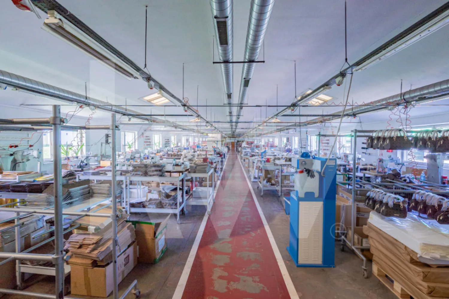 Hala de productie functionala, 790mp, Sebes - Se oferă spre vânzare hala industriala, situata în localitatea Rahău–Sebeș, județul Alba, la doar 4 km de accesul la Autostrada A1 (Sebes–Deva) și la 8 km de nodul rutier spre Sibiu–București. 
Proprietatea beneficiază de o amplasare excelentă din punct de vedere logistic, ideală pentru activități industriale, de producție sau depozitare.

Teren: 3.278 mp, cu hală de producție de 871 mp suprafață construită

Hala sunt în stare bună de funcționare, dotată cu spații de depozitare, producție, vestiare, grupuri sanitare, birouri.
Proprietatea dispune de post trafo (curent trifazic) de 130 KwA, oferind autonomie energetică și potențial de dezvoltare pentru diverse tipuri de activități.

Datorită amplasării și infrastructurii existente, proprietatea se pretează excelent pentru activități de producție ușoară, centre logistice pentru depozitare usoara pe orizontala, conversie în unități locative pentru angajați sau alte funcțiuni similare.

Oportunitate ideală în zona industrială Rahău–Sebeș!
Contactați-ne pentru detalii suplimentare, documentație completă și programarea unei vizionări.
