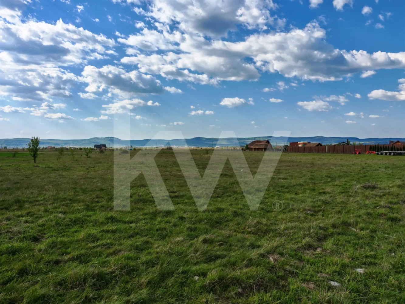Teren 12.600 mp, front 56m la stradă asfaltată, vedere la munte - Vă prezentăm spre vânzare un teren extravilan generos, în suprafață totală de 12.600 mp, ideal pentru investitorii care caută o proprietate cu potențial ridicat de dezvoltare pe termen mediu și lung.

Proprietatea se remarcă prin poziționarea sa strategică și geometria avantajoasă, oferind o panoramă deosebită, curată, direct către munte.

📐 Caracteristici și Dimensiuni:

- Suprafață totală: 12.600 mp
- Front stradal: 56 metri liniari (acces direct și facil de la drum)
- Lungime teren: 268 metri
- Lățime teren: 47 metri
- Configurație: Formă regulată, alungită, ce permite o parcelare inteligentă în viitor (dacă se dorește trecerea în intravilan).

🚗 Infrastructură și Acces:

Spre deosebire de majoritatea terenurilor extravilane, această parcelă beneficiază de un confort logistic sporit:
- Acces direct din stradă asfaltată, ceea ce elimină costurile inițiale mari pentru amenajarea drumului și asigură accesibilitate în orice anotimp, indiferent de vreme.

💼 Potențial de Investiție:

- Datorită frontului stradal generos de 56 m și a vederii spectaculoase către munte, terenul este pretabil pentru o gamă largă de proiecte viitoare:
- Dezvoltare turistică / Agroturism: Construirea unui complex de cabane, glamping, pensiune sau zonă de agrement (după PUZ/trecere în intravilan).
- Investiție speculativă: Achiziție la preț de extravilan și valorificare ulterioară după urbanizarea zonei.
- Proiecte agricole sau panouri fotovoltaice: Datorită suprafeței plane și deschiderii mari.

Notă: Zona este în plină dezvoltare, transformând acest teren într-un activ cu randament garantat pe termen lung.

Pentru mai multe detalii, acte sau programarea unei vizionări, nu ezitați să ne contactați!
