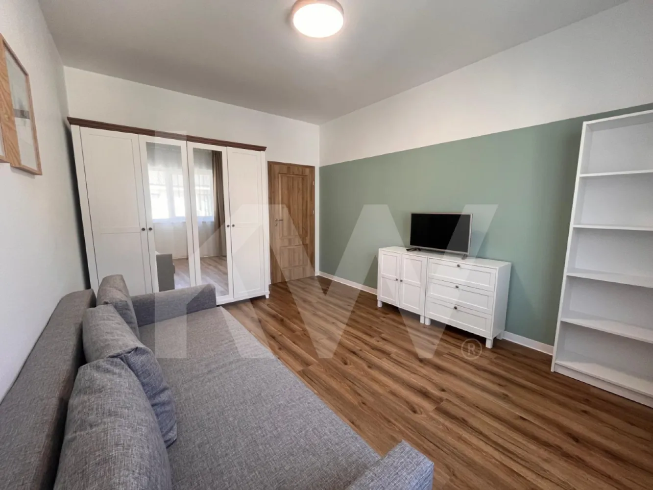 Prima închiriere: Studio Modern | Lift, Parcare & Boxă Pod | Casian Residence - Vă propunem spre închiriere un apartament modern, aflat la prima închiriere, situat în ansamblul rezidențial Casian Residence. Locuința are o suprafață utilă de 38 mp și se află la etajul 3 al unui imobil nou cu 3 etaje, dotat cu lift de ultimă generație.

Dotări și Facilități:
Apartamentul se predă complet mobilat și utilat, oferind un standard ridicat de confort. Proprietatea dispune de dotări suplimentare extrem de utile:
Loc de parcare privat inclus în preț.
Boxă privată pentru depozitare, situată în podul blocului, ideală pentru organizarea eficientă a lucrurilor personale.
Acces facil prin intermediul liftului, chiar dacă imobilul are un regim mic de înălțime.
Condiții Contractuale:
Perioadă minimă: 12 luni (căutăm un chiriaș stabil).
Garanție: Echivalentul a 2 luni de chirie.
Profil chiriaș: Persoane responsabile care își doresc o locuință nouă, curată și bine întreținută.
Vrei să vezi cum arată noul tău „acasă”? Sună acum pentru a programa o vizionare! Nu rata ocazia unei prime închirieri într-o locație de top!