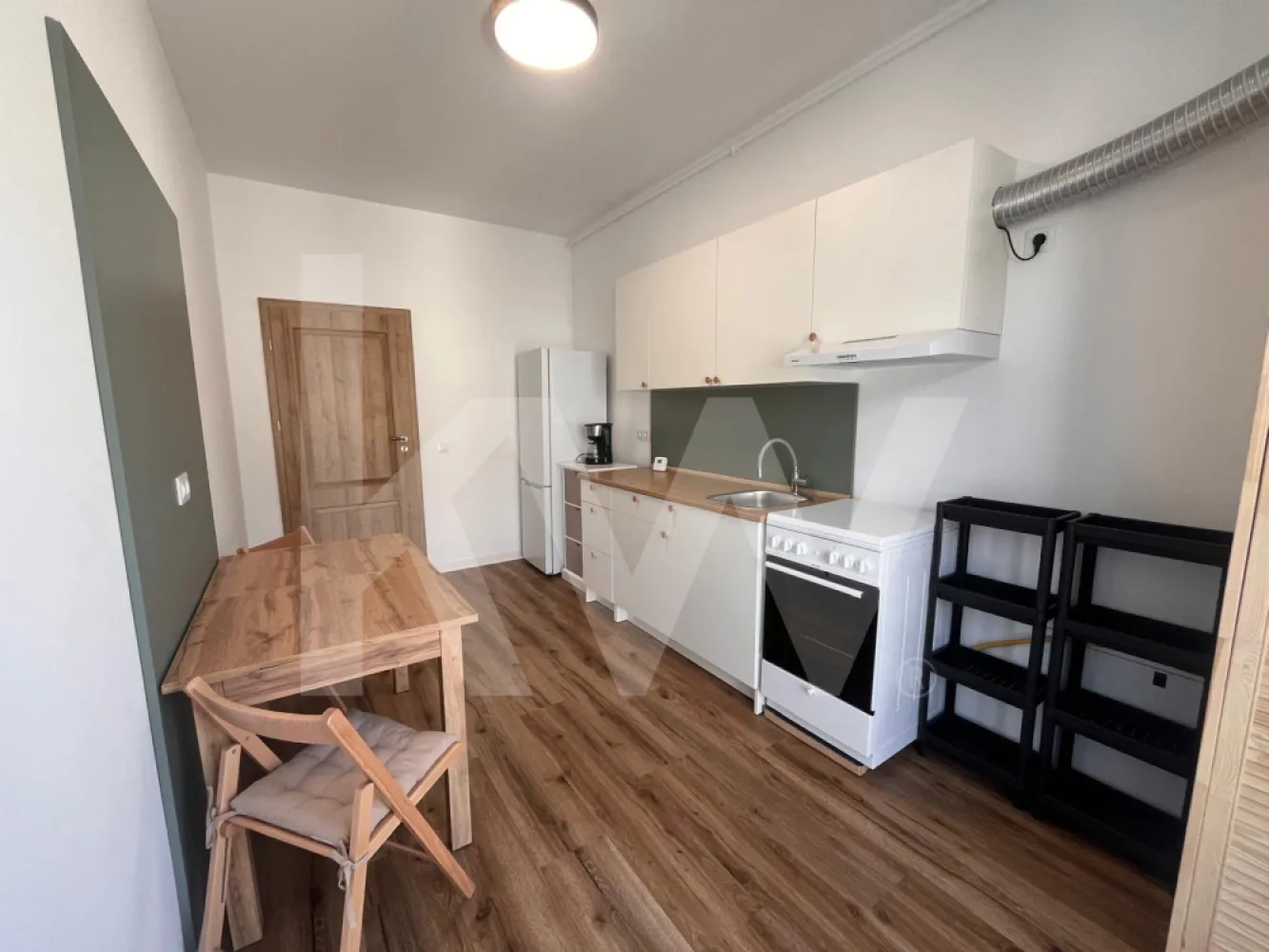 Prima închiriere: Studio Modern | Lift, Parcare & Boxă Pod | Casian Residence - Vă propunem spre închiriere un apartament modern, aflat la prima închiriere, situat în ansamblul rezidențial Casian Residence. Locuința are o suprafață utilă de 38 mp și se află la etajul 3 al unui imobil nou cu 3 etaje, dotat cu lift de ultimă generație.

Dotări și Facilități:
Apartamentul se predă complet mobilat și utilat, oferind un standard ridicat de confort. Proprietatea dispune de dotări suplimentare extrem de utile:
Loc de parcare privat inclus în preț.
Boxă privată pentru depozitare, situată în podul blocului, ideală pentru organizarea eficientă a lucrurilor personale.
Acces facil prin intermediul liftului, chiar dacă imobilul are un regim mic de înălțime.
Condiții Contractuale:
Perioadă minimă: 12 luni (căutăm un chiriaș stabil).
Garanție: Echivalentul a 2 luni de chirie.
Profil chiriaș: Persoane responsabile care își doresc o locuință nouă, curată și bine întreținută.
Vrei să vezi cum arată noul tău „acasă”? Sună acum pentru a programa o vizionare! Nu rata ocazia unei prime închirieri într-o locație de top!
