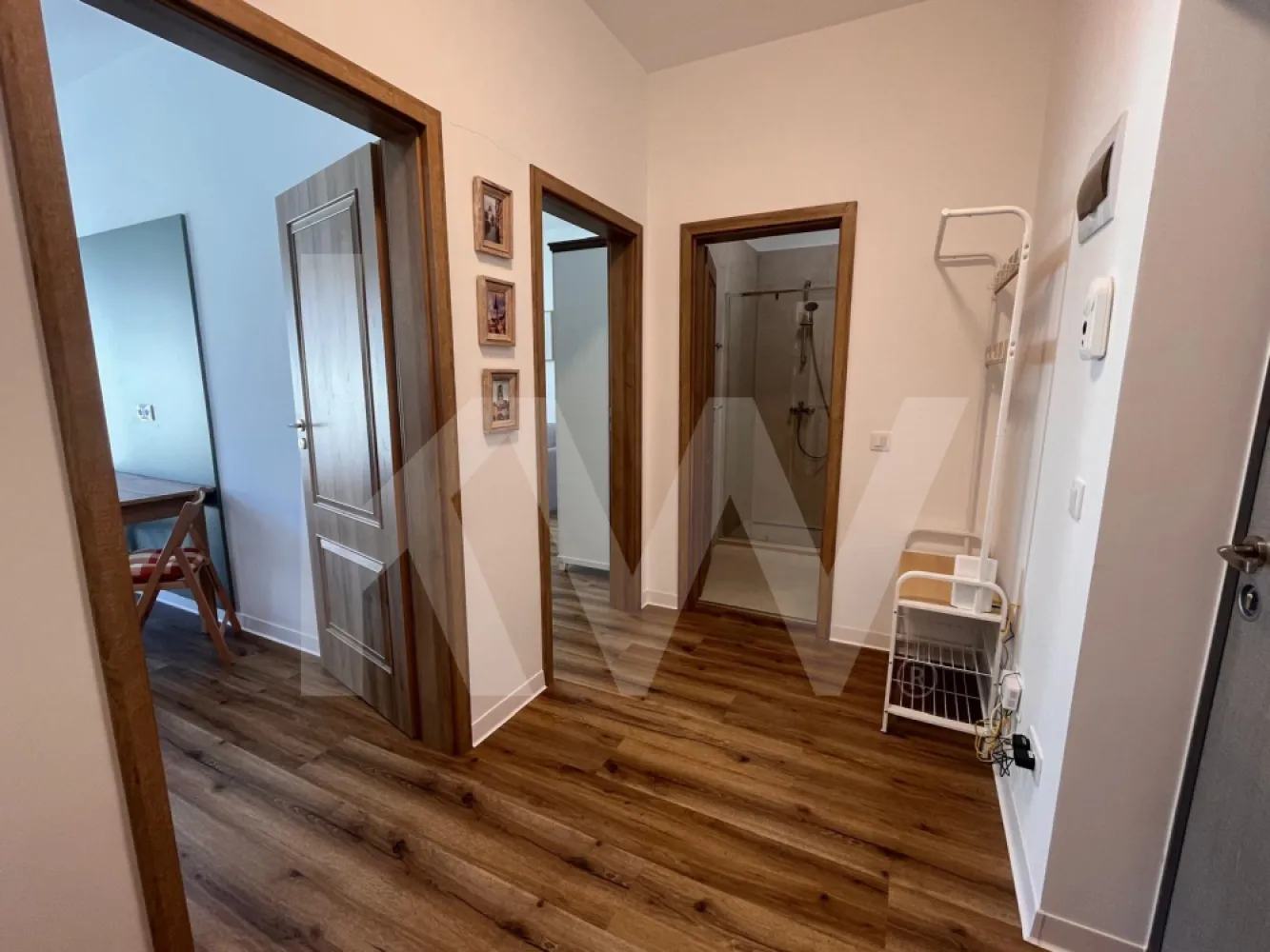 Prima închiriere: Studio Modern | Lift, Parcare & Boxă Pod | Casian Residence - Vă propunem spre închiriere un apartament modern, aflat la prima închiriere, situat în ansamblul rezidențial Casian Residence. Locuința are o suprafață utilă de 38 mp și se află la etajul 3 al unui imobil nou cu 3 etaje, dotat cu lift de ultimă generație.

Dotări și Facilități:
Apartamentul se predă complet mobilat și utilat, oferind un standard ridicat de confort. Proprietatea dispune de dotări suplimentare extrem de utile:
Loc de parcare privat inclus în preț.
Boxă privată pentru depozitare, situată în podul blocului, ideală pentru organizarea eficientă a lucrurilor personale.
Acces facil prin intermediul liftului, chiar dacă imobilul are un regim mic de înălțime.
Condiții Contractuale:
Perioadă minimă: 12 luni (căutăm un chiriaș stabil).
Garanție: Echivalentul a 2 luni de chirie.
Profil chiriaș: Persoane responsabile care își doresc o locuință nouă, curată și bine întreținută.
Vrei să vezi cum arată noul tău „acasă”? Sună acum pentru a programa o vizionare! Nu rata ocazia unei prime închirieri într-o locație de top!