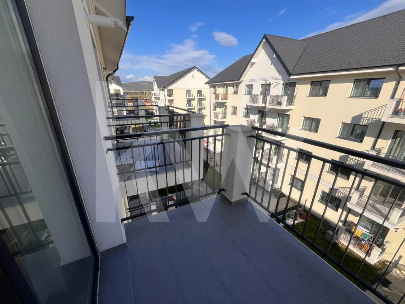 Prima închiriere: Studio Modern | Lift, Parcare & Boxă Pod | Casian Residence - Vă propunem spre închiriere un apartament modern, aflat la prima închiriere, situat în ansamblul rezidențial Casian Residence. Locuința are o suprafață utilă de 38 mp și se află la etajul 3 al unui imobil nou cu 3 etaje, dotat cu lift de ultimă generație.

Dotări și Facilități:
Apartamentul se predă complet mobilat și utilat, oferind un standard ridicat de confort. Proprietatea dispune de dotări suplimentare extrem de utile:
Loc de parcare privat inclus în preț.
Boxă privată pentru depozitare, situată în podul blocului, ideală pentru organizarea eficientă a lucrurilor personale.
Acces facil prin intermediul liftului, chiar dacă imobilul are un regim mic de înălțime.
Condiții Contractuale:
Perioadă minimă: 12 luni (căutăm un chiriaș stabil).
Garanție: Echivalentul a 2 luni de chirie.
Profil chiriaș: Persoane responsabile care își doresc o locuință nouă, curată și bine întreținută.
Vrei să vezi cum arată noul tău „acasă”? Sună acum pentru a programa o vizionare! Nu rata ocazia unei prime închirieri într-o locație de top!
