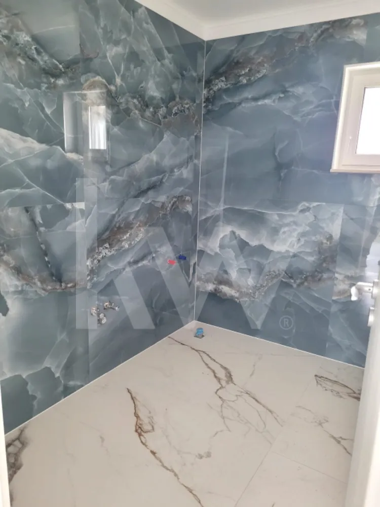 Casa insiruita, 4 camere - zona Micesti Alba Iulia - Casă la cheie cu 4 camere, curte si terasă 

Cu o suprafață utilă de 110 mp și o suprafață construită de 140 mp, această locuință este gândită pentru confortul și dinamica unei familii moderne. Compartimentată inteligent, casa dispune de 4 camere:   3 dormitoare spațioase,  1 living primitor,  1 bucătărie funcțională,  2 băi,   1 balcon și o terasă generoasă în spatele casei, perfectă pentru relaxare în aer liber.  
În fața casei se află o curte amenajată cu loc de parcare, asigurând acces și comoditate în fiecare zi.  
Casa este predată la cheie, astfel că te poți bucura imediat de noul tău cămin, fără alte griji sau investiții.  
Un loc gândit pentru liniște, echilibru și viață trăită frumos.