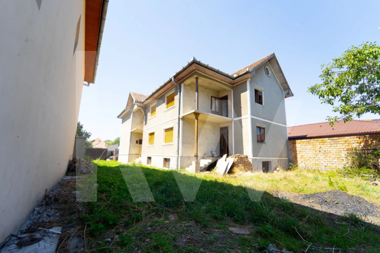 SEBEȘ | Oportunitate Premium de Investiție - În inima orașului Sebeș prinde contur un proiect cu adevărat special — o proprietate cu arhitectură contemporană, poziționare centrală și un potențial investițional remarcabil.

Această clădire nefinalizată oferă viitorului proprietar libertatea de a personaliza fiecare detaliu, păstrând în același timp viziunea unui concept modern, elegant și versatil.

Randările existente evidențiază direcția premium a proiectului și transformă această proprietate într-o oportunitate rară pentru:
- boutique office
- boutique hotel
- clinică medicală
- locuință exclusivistă
- investiție rezidențială premium

Un avantaj major al proprietății:
Casa poate fi configurată în:
- 3 apartamente distincte
- fiecare cu boxă proprie de aproximativ 20 mp la subsol
- și câte 2 locuri de parcare în curte

Această structură oferă flexibilitate excelentă atât pentru dezvoltare rezidențială, cât și pentru investiție pe termen lung.

- Poziționare centrală în Sebeș
- Arhitectură modernă și volumetrie spectaculoasă
- Compartimentare flexibilă
- Potențial ridicat de personalizare
- Suprafață generoasă și funcțională

Conceptul proiectului transmite:
- rafinament
- vizibilitate
- funcționalitate
- potențial

În piața actuală, proprietățile care combină poziția centrală, suprafața generoasă și flexibilitatea investițională sunt extrem de rare.

Unele proprietăți se cumpără pentru ceea ce sunt astăzi.
Altele pentru ceea ce pot deveni.

Aceasta este una dintre ele.