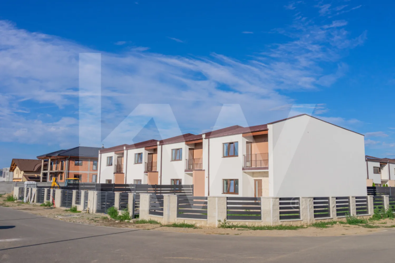 Casă înșiruită, 5 camere - Sebeș , Drumul Petreștiului - Casă înșiruită, parte dintr-un ansamblu de 4 locuințe
📐 Suprafață utilă: 120 mp
📐 Suprafață terase/balcoane: 24 mp

Această proprietate face parte dintr-un ansamblu rezidențial compus din 4 case moderne, construite cu atenție la detalii și materiale de calitate premium.
Compartimentare
Parter: bucătărie, living spațios, baie
Etaj: 3 dormitoare, 2 băi
Detalii constructive
Zidărie Ytong 40 cm pentru pereți exteriori și pereți despărțitori între case
Acoperiș: structură din lemn, izolat cu spumă poliuretanică 25 cm, învelitoare tablă Bilka
Interior: tencuieli pe bază de ipsos (camere) și ciment (băi), glet, tavane din gips carton
Exterior: tencuială decorativă siliconată
Finisaje premium
Parchet 12 mm, clasa de trafic 33
Gresie și faianță în băi, terase exterioare placate cu gresie
Intrare cu trepte, podet și perete placat cu piatră naturală
Scări interioare din lemn masiv
Pervaze interioare din lemn, exterioare din aluminiu
Amenajări exterioare
Gard exterior din elemente prefabricate Elis Pavaje și lamele din material compozit
Gard despărțitor între case cu stâlpi din aluminiu și lamele compozit
Trotuar spate din beton, acces auto și alei față din pavaj
Acces auto pavat (3,3 x 8 m)
Poartă auto și pietonală cu sistem de automatizare
🔑 Casa 2 este alegerea potrivita pentru o familie care lucreaza si de acasa. Ai parte de timp de calitate într-o locuință modernă, parte dintr-un ansamblu rezidențial intim și bine organizat.