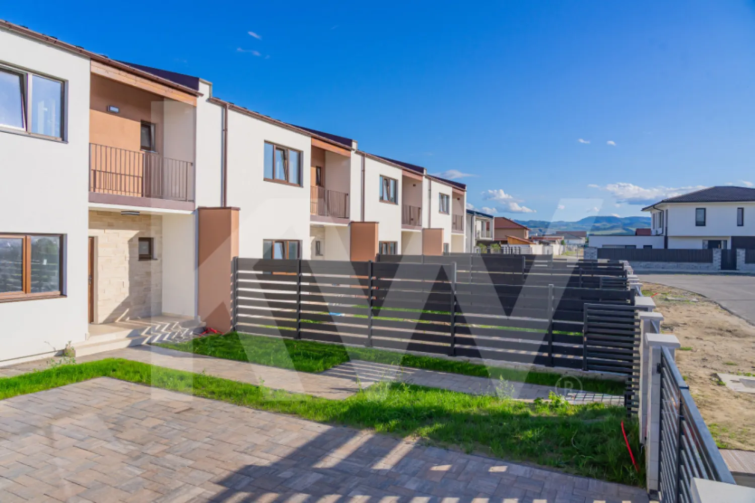 Casă înșiruită, 5 camere - Sebeș , Drumul Petreștiului - Casă înșiruită, parte dintr-un ansamblu de 4 locuințe
📐 Suprafață utilă: 120 mp
📐 Suprafață terase/balcoane: 24 mp

Această proprietate face parte dintr-un ansamblu rezidențial compus din 4 case moderne, construite cu atenție la detalii și materiale de calitate premium.
Compartimentare
Parter: bucătărie, living spațios, baie
Etaj: 3 dormitoare, 2 băi
Detalii constructive
Zidărie Ytong 40 cm pentru pereți exteriori și pereți despărțitori între case
Acoperiș: structură din lemn, izolat cu spumă poliuretanică 25 cm, învelitoare tablă Bilka
Interior: tencuieli pe bază de ipsos (camere) și ciment (băi), glet, tavane din gips carton
Exterior: tencuială decorativă siliconată
Finisaje premium
Parchet 12 mm, clasa de trafic 33
Gresie și faianță în băi, terase exterioare placate cu gresie
Intrare cu trepte, podet și perete placat cu piatră naturală
Scări interioare din lemn masiv
Pervaze interioare din lemn, exterioare din aluminiu
Amenajări exterioare
Gard exterior din elemente prefabricate Elis Pavaje și lamele din material compozit
Gard despărțitor între case cu stâlpi din aluminiu și lamele compozit
Trotuar spate din beton, acces auto și alei față din pavaj
Acces auto pavat (3,3 x 8 m)
Poartă auto și pietonală cu sistem de automatizare
🔑 Casa 2 este alegerea potrivita pentru o familie care lucreaza si de acasa. Ai parte de timp de calitate într-o locuință modernă, parte dintr-un ansamblu rezidențial intim și bine organizat.