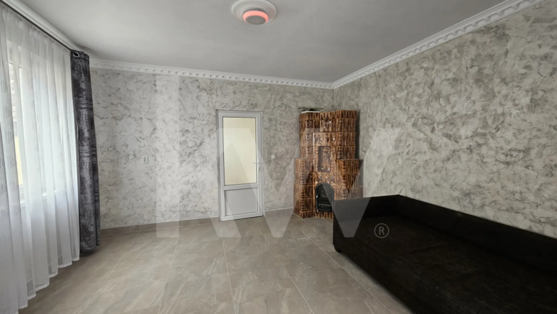 Casa individuala 2 camere Saliste Sibiu - Casă individuală disponibilă pentru vânzare, cu farmec autentic și o vechime de peste 80 de ani – potrivită pentru cei care își doresc o locuință cu potențial de personalizare sau investiție.

Proprietatea a fost îmbunătățită cu instalație electrică nouă și panou electric modern, oferind siguranță și funcționalitate. Este racordată la canalizare, iar sistemul de apă este pregătit pentru instalarea unui boiler. Încălzirea se realizează prin sobe noi pe lemne, eficiente și economice.

Compartimentarea este practică și oferă multiple posibilități:
într-o parte: 2 camere, hol și baie
în cealaltă parte: bucătărie, pivniță și o anexă ce poate fi transformată într-o extindere a locuinței sau garaj
În plus, proprietatea dispune de fântână proprie 

Ideală atât pentru locuit, cât și pentru investiție, această casă îți oferă flexibilitatea de a o adapta după propriul stil.