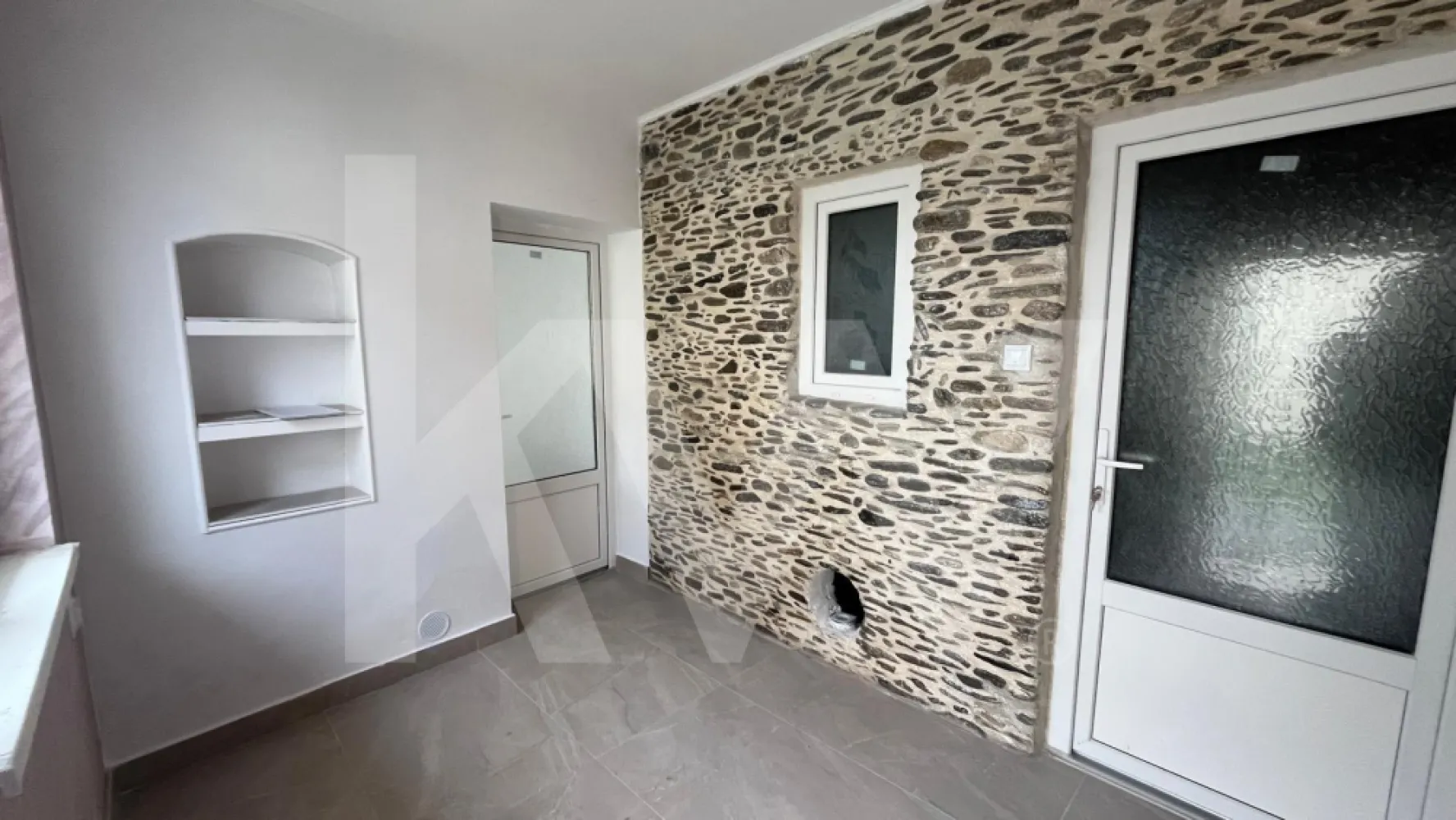 Casa individuala 2 camere Saliste Sibiu - Casă individuală disponibilă pentru vânzare, cu farmec autentic și o vechime de peste 80 de ani – potrivită pentru cei care își doresc o locuință cu potențial de personalizare sau investiție.

Proprietatea a fost îmbunătățită cu instalație electrică nouă și panou electric modern, oferind siguranță și funcționalitate. Este racordată la canalizare, iar sistemul de apă este pregătit pentru instalarea unui boiler. Încălzirea se realizează prin sobe noi pe lemne, eficiente și economice.

Compartimentarea este practică și oferă multiple posibilități:
într-o parte: 2 camere, hol și baie
în cealaltă parte: bucătărie, pivniță și o anexă ce poate fi transformată într-o extindere a locuinței sau garaj
În plus, proprietatea dispune de fântână proprie 

Ideală atât pentru locuit, cât și pentru investiție, această casă îți oferă flexibilitatea de a o adapta după propriul stil.