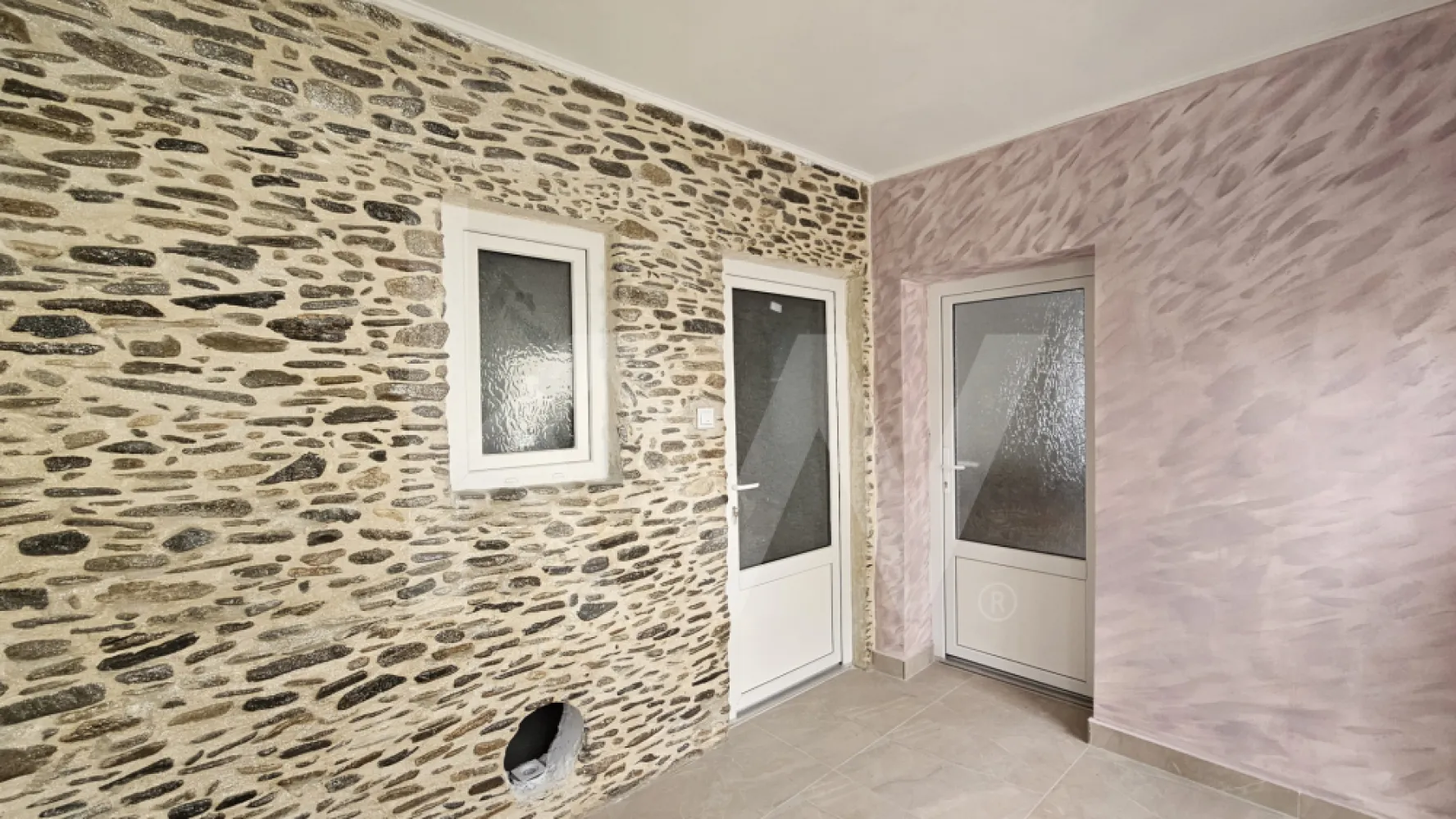 Casa individuala 2 camere Saliste Sibiu - Casă individuală disponibilă pentru vânzare, cu farmec autentic și o vechime de peste 80 de ani – potrivită pentru cei care își doresc o locuință cu potențial de personalizare sau investiție.

Proprietatea a fost îmbunătățită cu instalație electrică nouă și panou electric modern, oferind siguranță și funcționalitate. Este racordată la canalizare, iar sistemul de apă este pregătit pentru instalarea unui boiler. Încălzirea se realizează prin sobe noi pe lemne, eficiente și economice.

Compartimentarea este practică și oferă multiple posibilități:
într-o parte: 2 camere, hol și baie
în cealaltă parte: bucătărie, pivniță și o anexă ce poate fi transformată într-o extindere a locuinței sau garaj
În plus, proprietatea dispune de fântână proprie 

Ideală atât pentru locuit, cât și pentru investiție, această casă îți oferă flexibilitatea de a o adapta după propriul stil.