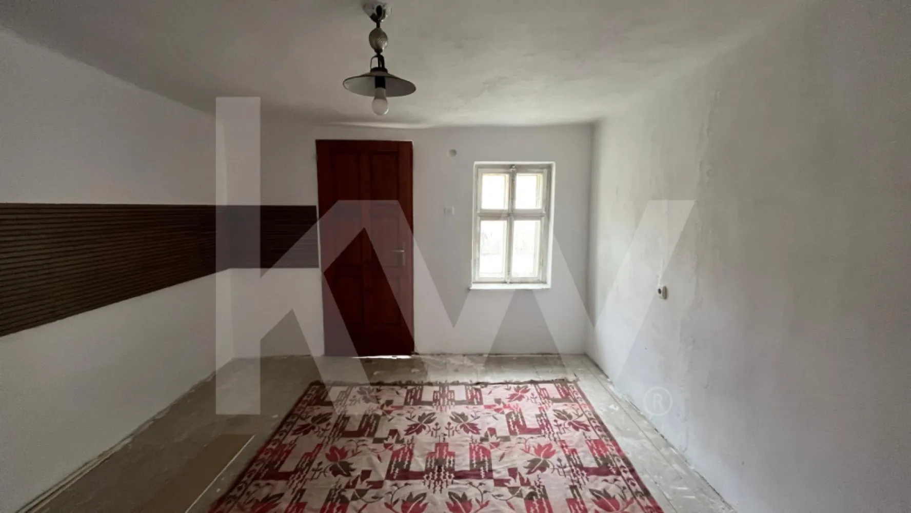 Casa individuala 2 camere Saliste Sibiu - Casă individuală disponibilă pentru vânzare, cu farmec autentic și o vechime de peste 80 de ani – potrivită pentru cei care își doresc o locuință cu potențial de personalizare sau investiție.

Proprietatea a fost îmbunătățită cu instalație electrică nouă și panou electric modern, oferind siguranță și funcționalitate. Este racordată la canalizare, iar sistemul de apă este pregătit pentru instalarea unui boiler. Încălzirea se realizează prin sobe noi pe lemne, eficiente și economice.

Compartimentarea este practică și oferă multiple posibilități:
într-o parte: 2 camere, hol și baie
în cealaltă parte: bucătărie, pivniță și o anexă ce poate fi transformată într-o extindere a locuinței sau garaj
În plus, proprietatea dispune de fântână proprie 

Ideală atât pentru locuit, cât și pentru investiție, această casă îți oferă flexibilitatea de a o adapta după propriul stil.