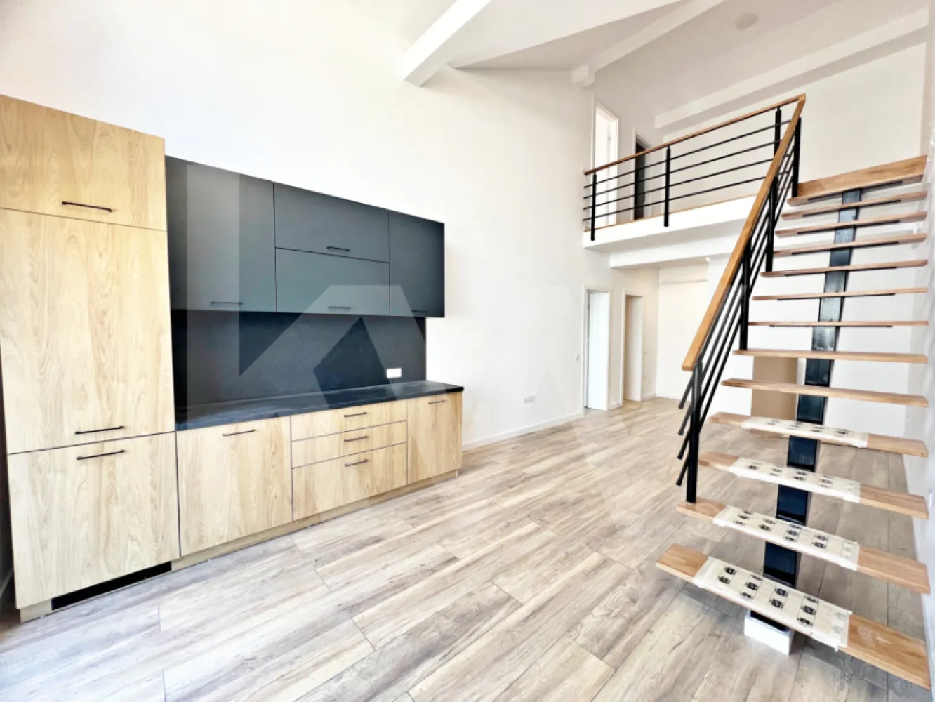 Apartamet finisat la cheie cu 3 camere, bucătărie mobilată și două băi. - Penthouse de vanzare in Cristian-Sibiu cu 3 camere, 2 bai + 1 balcon - predare la cheie cu bucătărie mobilată

Imobilul are o suprafata utila de 83,36 mp si beneficiaza de terasă cu suprafata de 13,57 mp.

Caracteristici tehnice de constructie:

- Eficienta energetica prin:

izolatie cu vata bazaltica, incalzire in pardoseala, centrala termica in condensatie, tamplarie PVC cu 5 camere si 3 foi de sticla
- Balcon finisat cu granit si balustrada din sticla securizata

- Casa scarii placata cu granit

- Fatada decorata cu larice siberian si piatra naturala.

Caracteristici ansamblu rezidential DaVinci Homes:

- 45% din suprafata destinata spatiilor verzi

- Sistem automatizat de irigatie pentru spatiile verzi

- Arbori ornamentali maturi inca din prima zi

- Priveliste panoramica spre munti

- Orientare sudica pentru toate balcoanele

- Locuire in vile cu 6, 9 sau 12 apartamente

- 4 intrari si iesiri in cadrul ansamblului

- Locuri de joaca amenajate in cartier

- Locuri de parcare incluse

- Drumuri complet pavate

- Vile construite in trepte de nivel.

Prețul afisat include finisaje la cheie, cu bucătărie mobilată. 

Locatie:

Zona de Vest a orasului Sibiu, in cartierul rezidential DaVinci Homes. Acesta este situat la o distanta de 4 minute pana la Metro si 15 minute pana in centrul istoric al Sibiului.

Comision 0 la achizitionare.