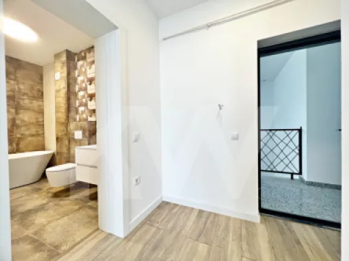 Apartamet finisat la cheie cu 3 camere, bucătărie mobilată și două băi.