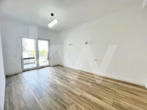 Apartamet finisat la cheie cu 3 camere, bucătărie mobilată și două băi.