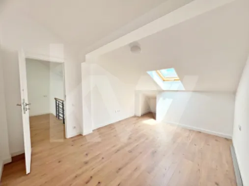 Apartamet finisat la cheie cu 3 camere, bucătărie mobilată și două băi.