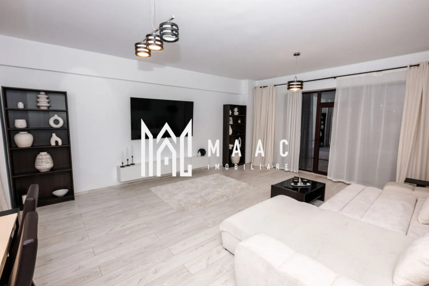 Apartament de vanzare 3 camere - Apartament unic cu 3 camere – zonă centrală, Râmnicu Vâlcea CP2905969 MAAC Imobiliare vă propune spre vânzare un apartament deosebit, situat în zona centrală a orașului Râmnicu Vâlcea, într-un bloc nou, construit în anul 2012. 📍 Localizare: zona Kaufland, bloc RO 1 🏢 Etaj: 1 din 8 🏗 An construcție: 2012 Detalii proprietate: Suprafață utilă: 92 mp Suprafață totală (cu balcon): 102 mp Compartimentare: decomandată Camere: 3 Compartimentare: Living generos de 38 mp Bucătărie separată 2 dormitoare 2 băi Terasa de 10MP Caracteristici și dotări: Se vinde complet mobilat și utilat Mobilier de calitate superioară Parchet, gresie și faianță Centrală termică proprie Masina de Spalat Rufe + Uscator Masina de Spalat Vase Finisaje moderne, bine întreținute Avantaje: Toate camerele au vedere spre Apus Zonă foarte liniștită, fără trafic auto Acces facil către punctele de interes din oraș Ideal atât pentru locuință proprie, cât și pentru investiție Acest apartament se remarcă prin spațiu, lumină naturală și poziționare excelentă, fiind o ofertă rară pe piața imobiliară din Râmnicu Vâlcea. 📞 Pentru mai multe detalii sau pentru programarea unei vizionări, vă stau la dispoziție. MAAC Imobiliare – partenerul tău de încredere în imobiliare }}