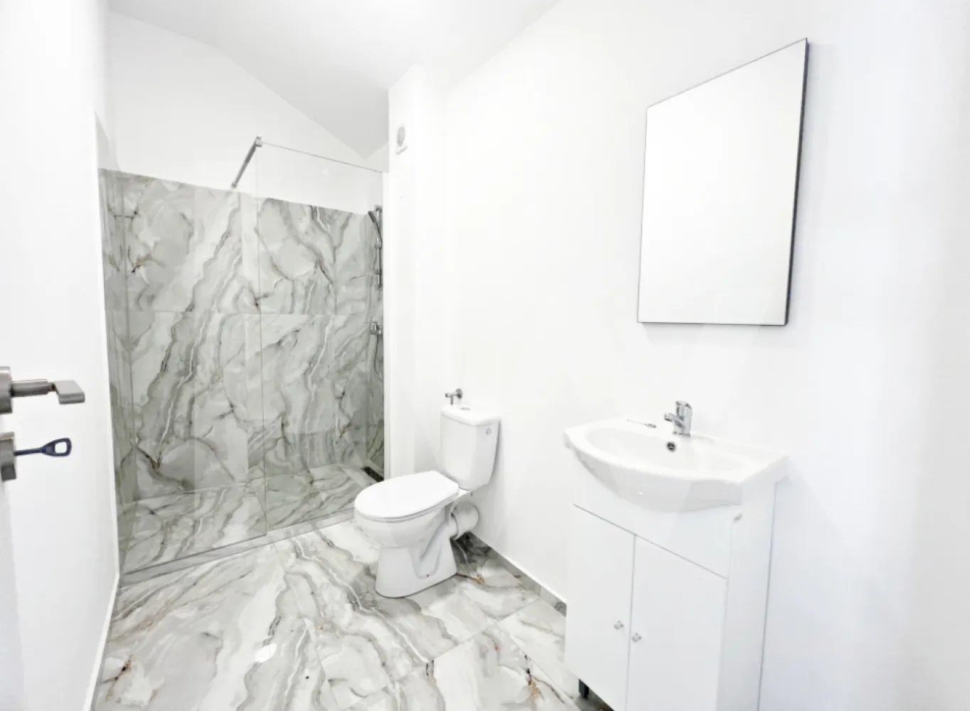 Apartamet finisat la cheie cu 3 camere, bucătărie mobilată și două băi.