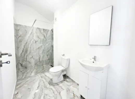 Apartamet finisat la cheie cu 3 camere, bucătărie mobilată și două băi.