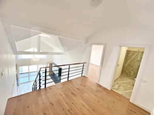 Apartamet finisat la cheie cu 3 camere, bucătărie mobilată și două băi.
