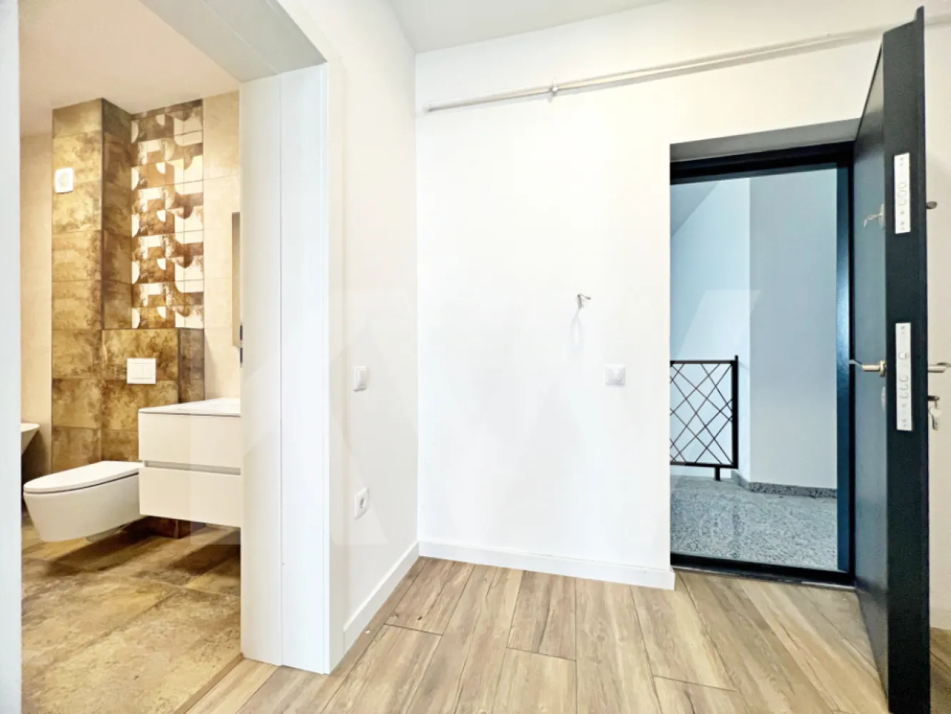 Apartamet finisat la cheie cu 3 camere, bucătărie mobilată și două băi.