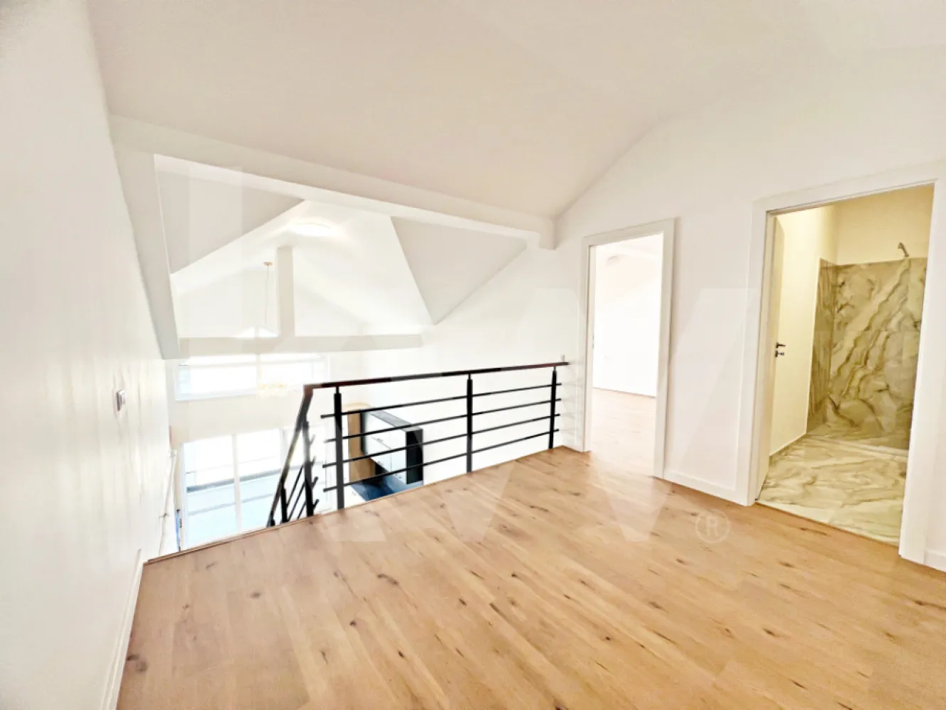 Apartamet finisat la cheie cu 3 camere, bucătărie mobilată și două băi.