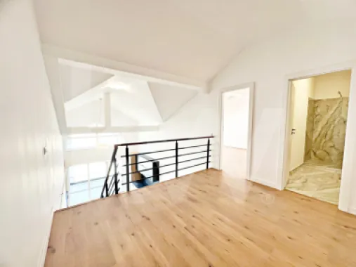 Apartamet finisat la cheie cu 3 camere, bucătărie mobilată și două băi.