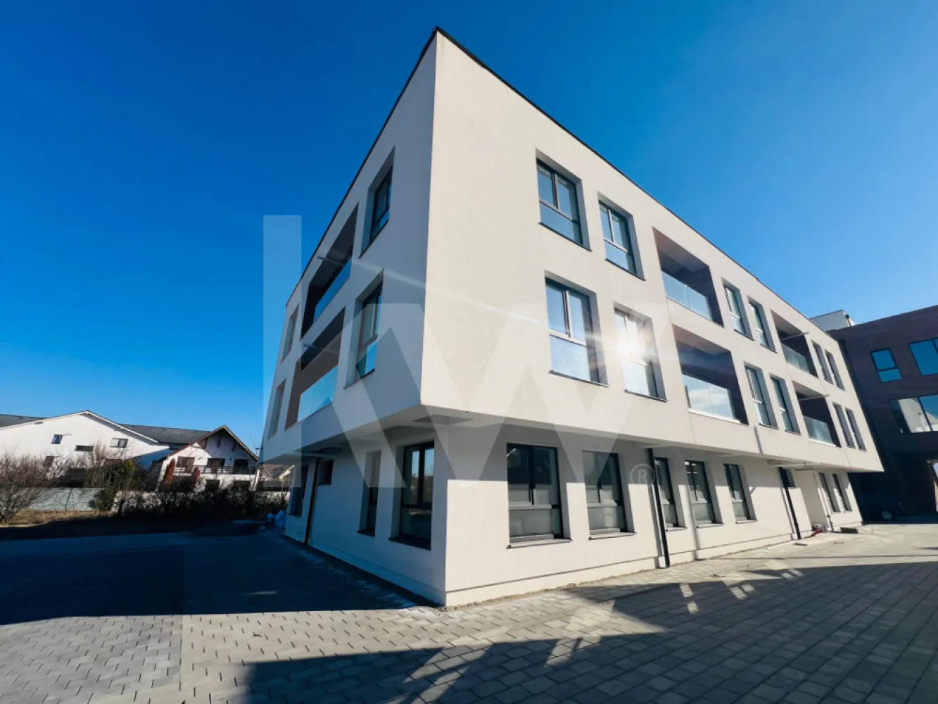 Apartament 2 camere – 50,2 mp. Bloc modern, Șelimbăr, lângă Shopping City Sibiu - Dacă îți dorești un apartament pe care să îl amenajezi exact așa cum ai visat, acesta poate fi alegerea perfectă.

Îți propunem un apartament cu 2 camere, cu suprafața utilă de 50,2 mp, situat la parter, într-un bloc cu design modern și regim redus de înălțime (P+2) din Șelimbăr, la doar câțiva pași de Shopping City Sibiu. 

Locuința este finisată la alb, ceea ce îți oferă libertatea de a-ți crea propriul stil: de la culori și materiale, până la fiecare detaliu care transformă un apartament într-un adevărat „acasă”.

Compartimentarea este practică și luminoasă:

- hol de intrare primitor
- living generos cu bucătărie open space, ideal pentru seri relaxante sau timp petrecut cu prietenii
- dormitor confortabil
- baie
- loc de parcare inclus in preț
Blocul are design modern, este construit într-o zonă liniștită din Șelimbăr, dar în același timp foarte aproape de zonele comerciale, supermarketuri, restaurante și alte puncte de interes.

Este locul potrivit pentru cei care vor să își creeze un spațiu personal, amenajat exact după propriul gust. 
În plus apartametul dispune si de o zonă exterioară pe care o poți amenaja ca si terasă. 

Pentru mai multe informații sau pentru programarea unei vizionări, te invităm să ne contactezi.