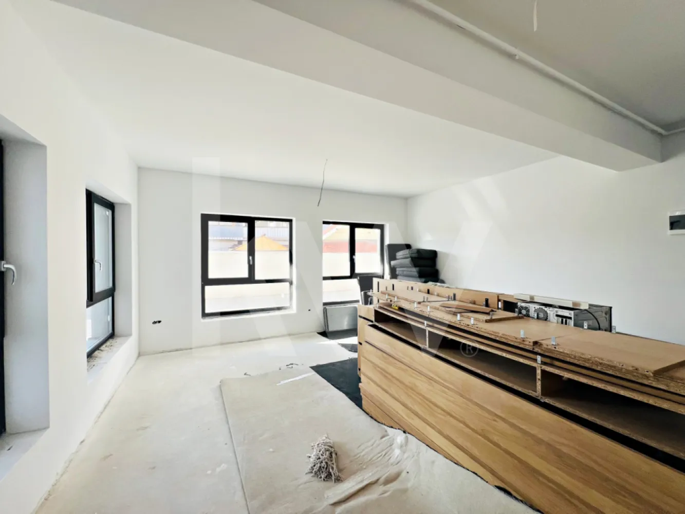 Apartament 2 camere – 50,2 mp. Bloc modern, Șelimbăr, lângă Shopping City Sibiu - Dacă îți dorești un apartament pe care să îl amenajezi exact așa cum ai visat, acesta poate fi alegerea perfectă.

Îți propunem un apartament cu 2 camere, cu suprafața utilă de 50,2 mp, situat la parter, într-un bloc cu design modern și regim redus de înălțime (P+2) din Șelimbăr, la doar câțiva pași de Shopping City Sibiu. 

Locuința este finisată la alb, ceea ce îți oferă libertatea de a-ți crea propriul stil: de la culori și materiale, până la fiecare detaliu care transformă un apartament într-un adevărat „acasă”.

Compartimentarea este practică și luminoasă:

- hol de intrare primitor
- living generos cu bucătărie open space, ideal pentru seri relaxante sau timp petrecut cu prietenii
- dormitor confortabil
- baie
- loc de parcare inclus in preț
Blocul are design modern, este construit într-o zonă liniștită din Șelimbăr, dar în același timp foarte aproape de zonele comerciale, supermarketuri, restaurante și alte puncte de interes.

Este locul potrivit pentru cei care vor să își creeze un spațiu personal, amenajat exact după propriul gust. 
În plus apartametul dispune si de o zonă exterioară pe care o poți amenaja ca si terasă. 

Pentru mai multe informații sau pentru programarea unei vizionări, te invităm să ne contactezi.