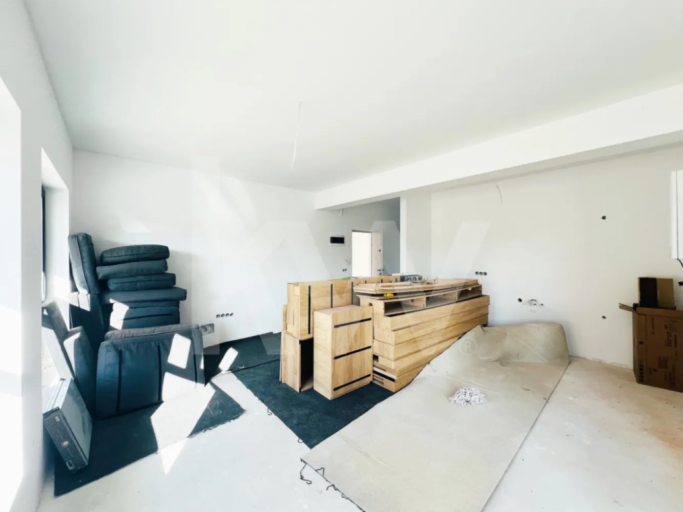 Apartament 2 camere – 50,2 mp. Bloc modern, Șelimbăr, lângă Shopping City Sibiu - Dacă îți dorești un apartament pe care să îl amenajezi exact așa cum ai visat, acesta poate fi alegerea perfectă.

Îți propunem un apartament cu 2 camere, cu suprafața utilă de 50,2 mp, situat la parter, într-un bloc cu design modern și regim redus de înălțime (P+2) din Șelimbăr, la doar câțiva pași de Shopping City Sibiu. 

Locuința este finisată la alb, ceea ce îți oferă libertatea de a-ți crea propriul stil: de la culori și materiale, până la fiecare detaliu care transformă un apartament într-un adevărat „acasă”.

Compartimentarea este practică și luminoasă:

- hol de intrare primitor
- living generos cu bucătărie open space, ideal pentru seri relaxante sau timp petrecut cu prietenii
- dormitor confortabil
- baie
- loc de parcare inclus in preț
Blocul are design modern, este construit într-o zonă liniștită din Șelimbăr, dar în același timp foarte aproape de zonele comerciale, supermarketuri, restaurante și alte puncte de interes.

Este locul potrivit pentru cei care vor să își creeze un spațiu personal, amenajat exact după propriul gust. 
În plus apartametul dispune si de o zonă exterioară pe care o poți amenaja ca si terasă. 

Pentru mai multe informații sau pentru programarea unei vizionări, te invităm să ne contactezi.